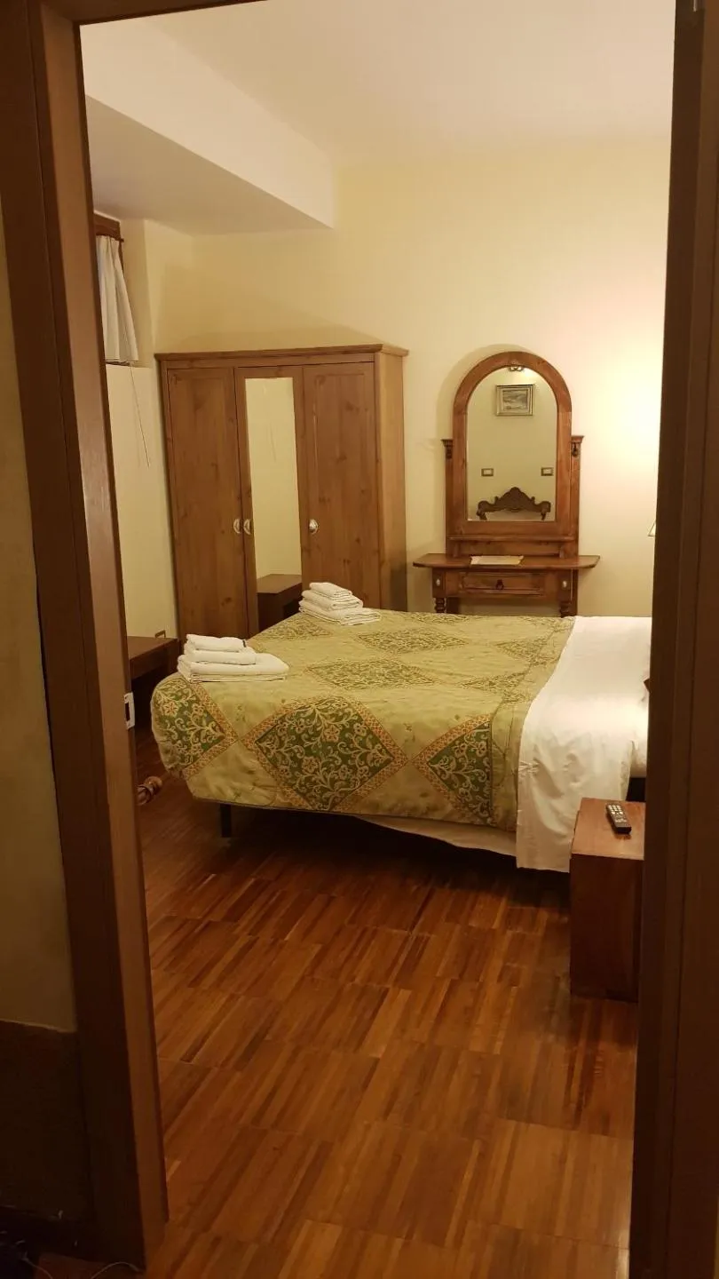 Photo of the whole room, Bed in Aurelia Garden Gold B&B