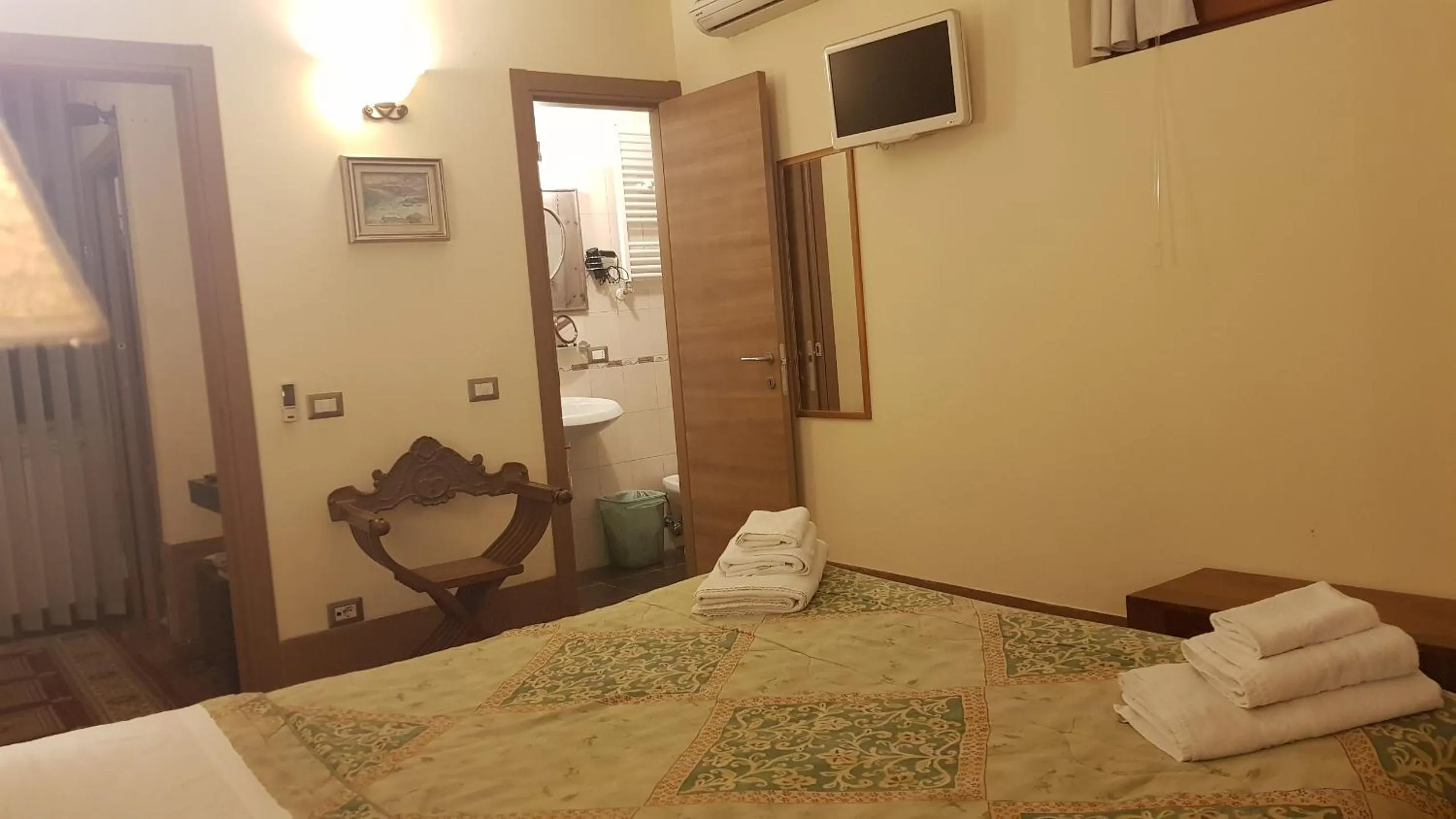 Photo of the whole room, Bed in Aurelia Garden Gold B&B