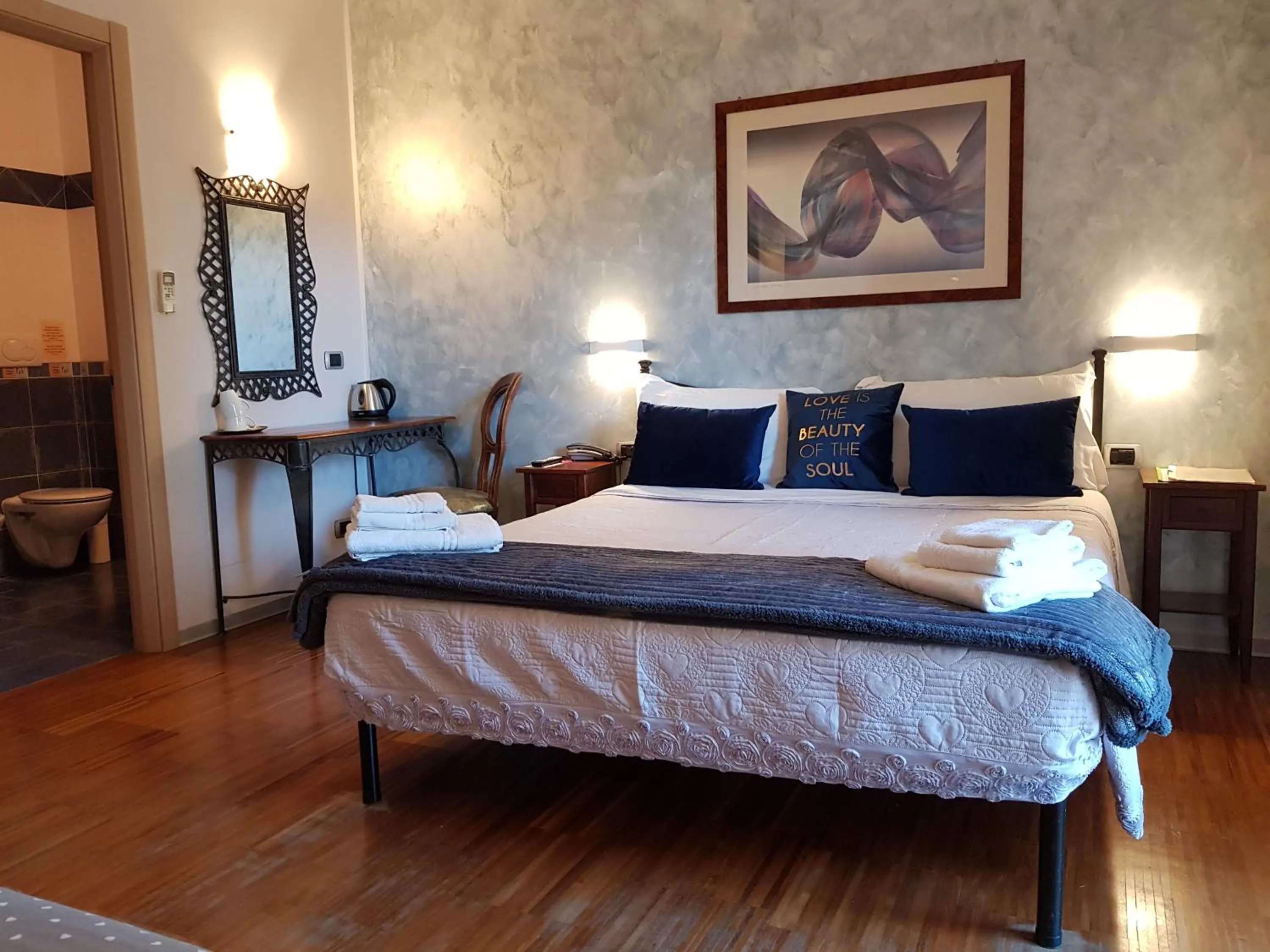 Photo of the whole room, Bed in Aurelia Garden Gold B&B
