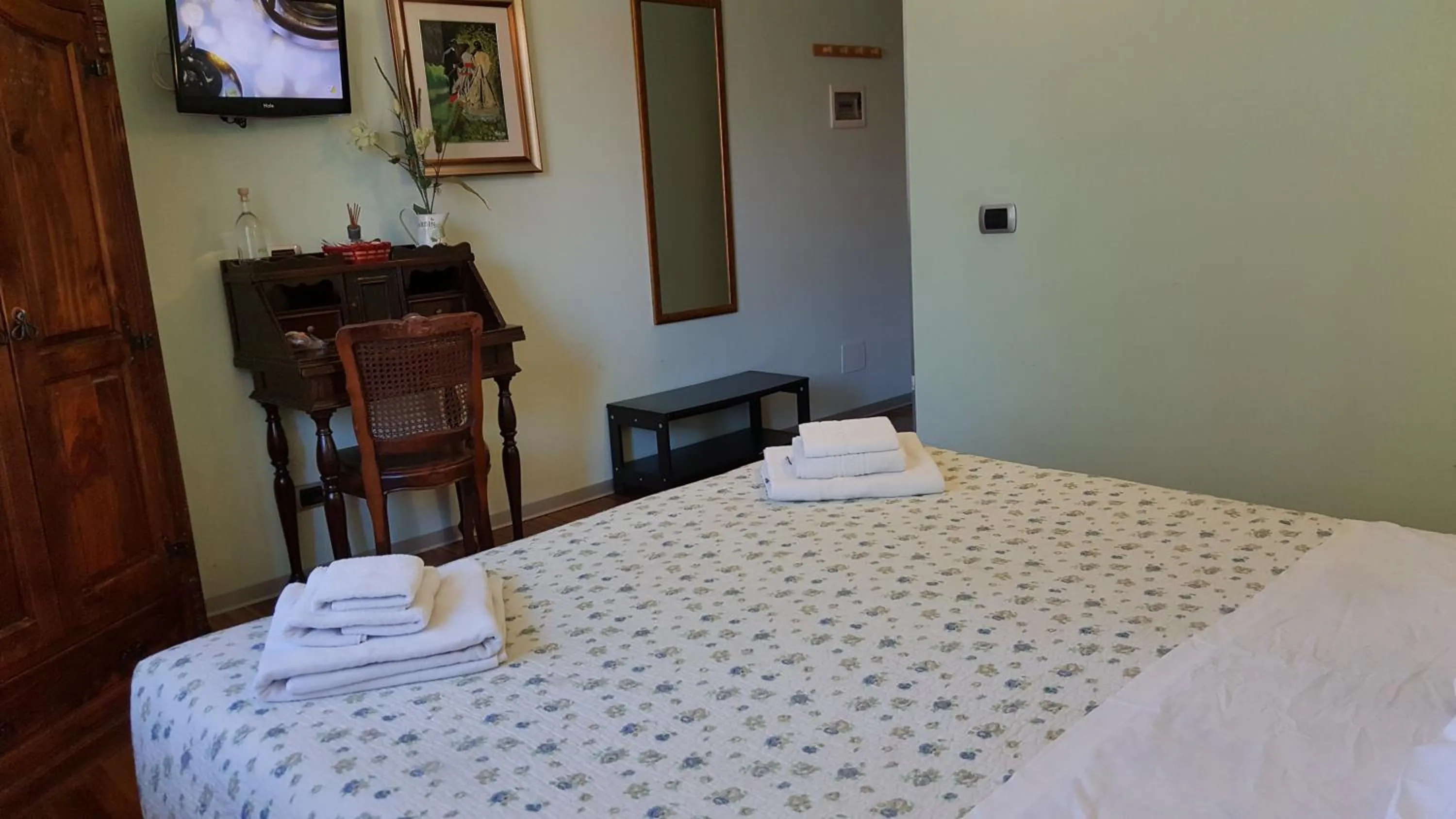 Photo of the whole room, Bed in Aurelia Garden Gold B&B