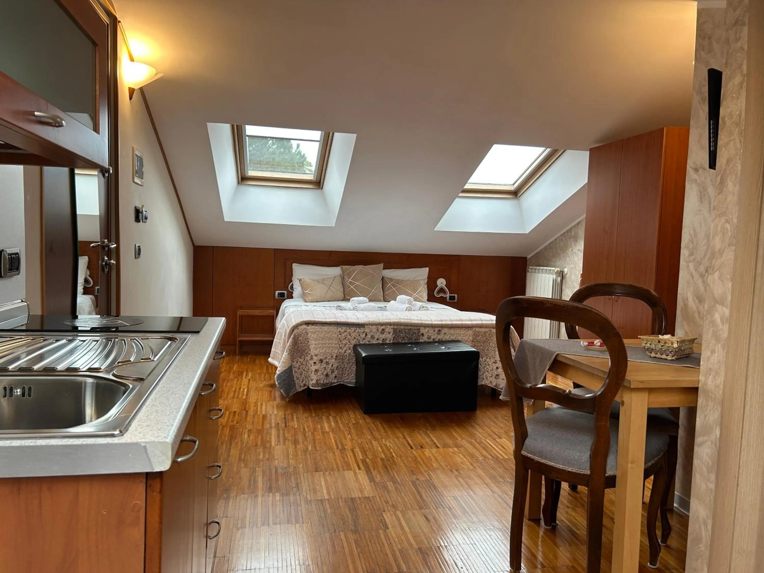 Photo of the whole room, Bed in Aurelia Garden Gold B&B