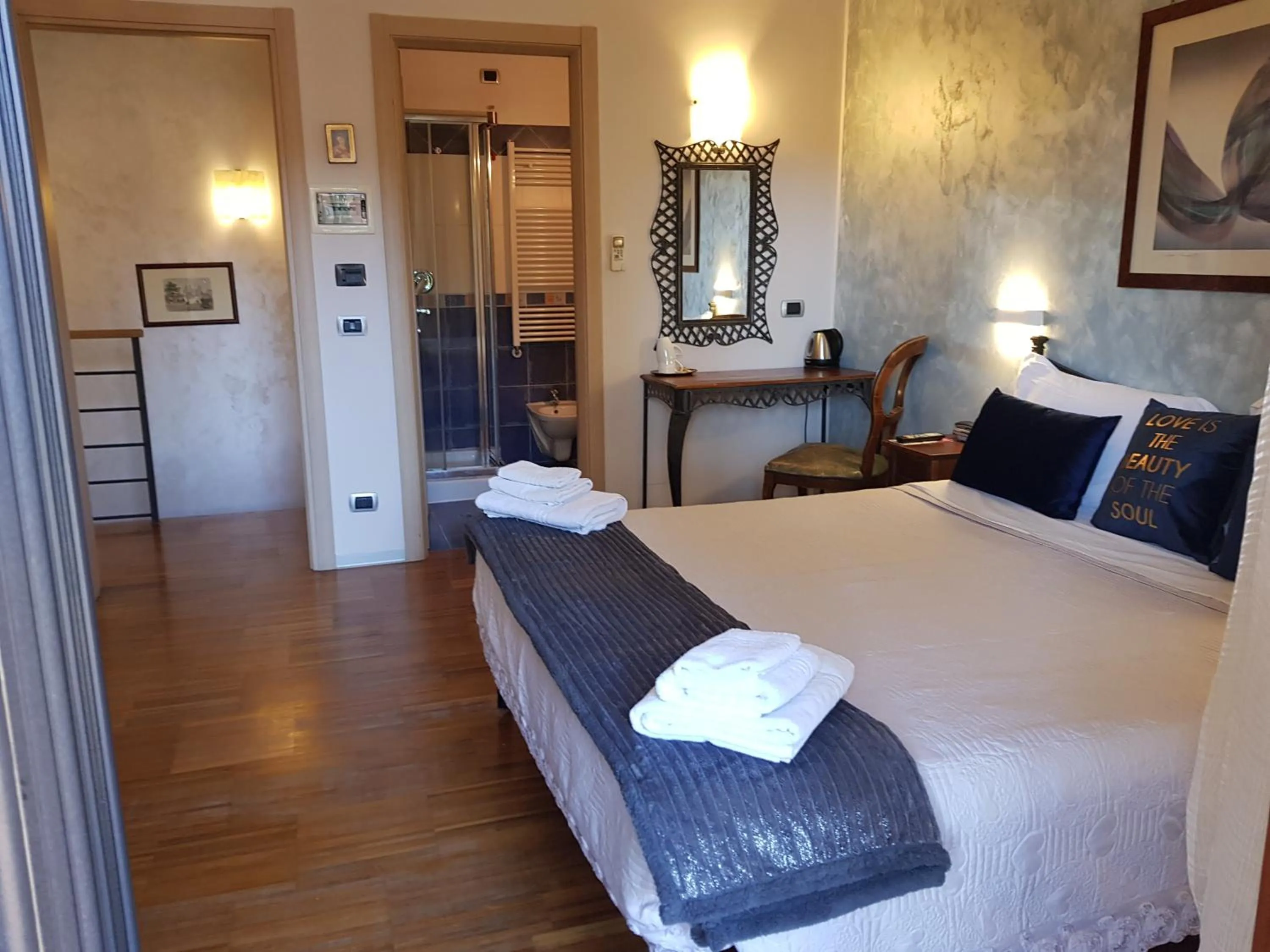 Photo of the whole room, Bed in Aurelia Garden Gold B&B