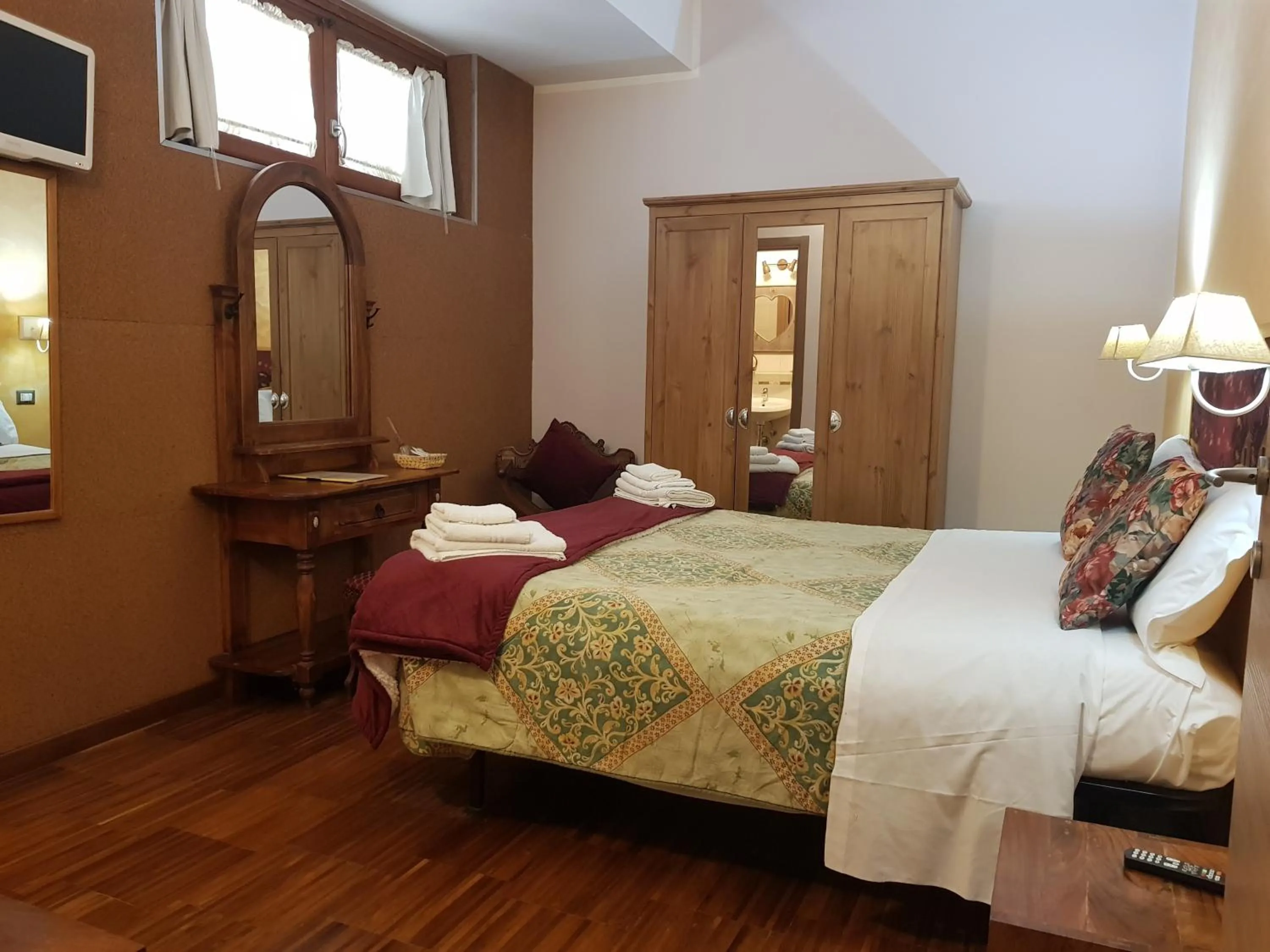 Photo of the whole room, Bed in Aurelia Garden Gold B&B