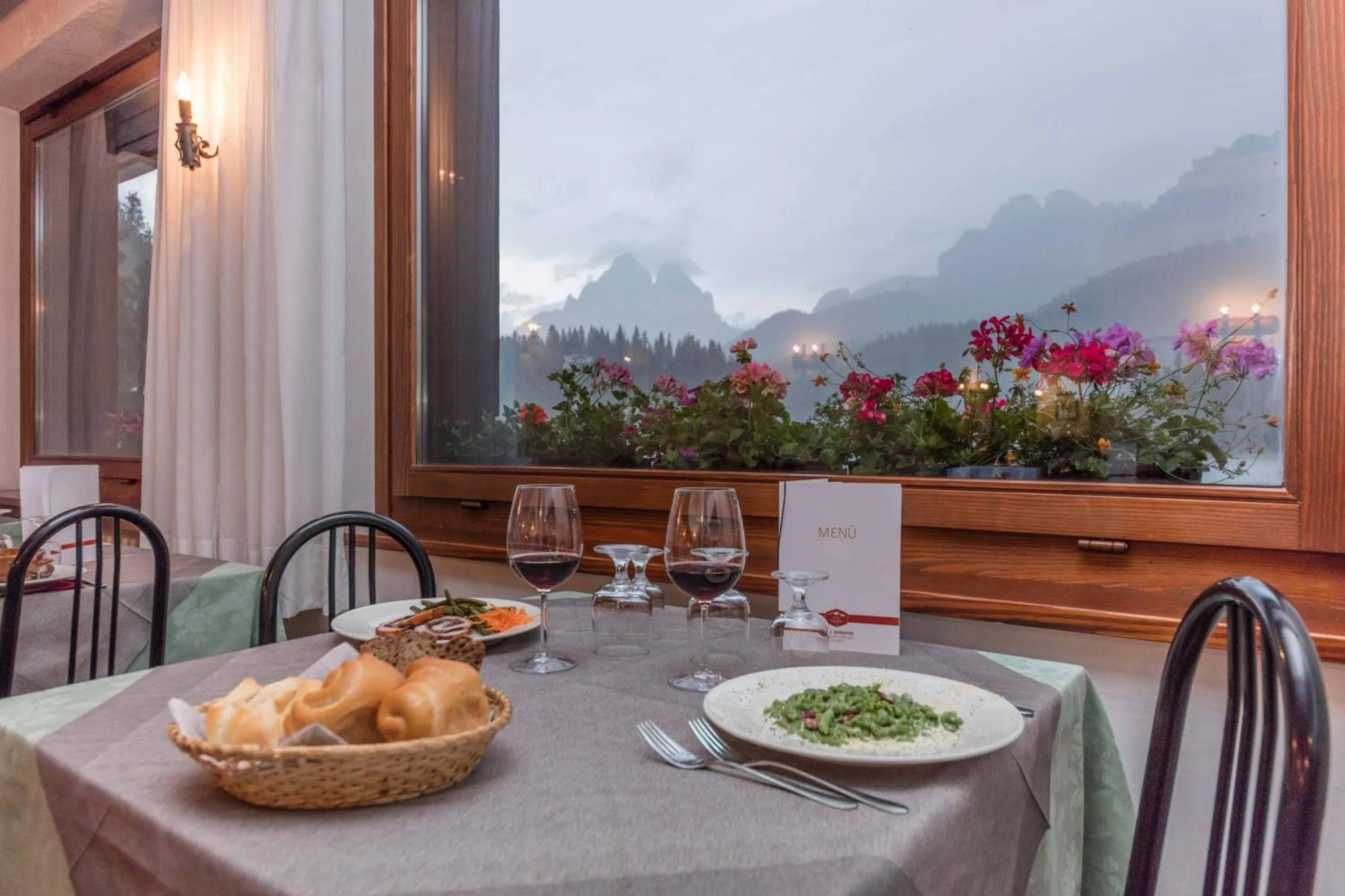 Restaurant/places to eat in Hotel Sorapiss