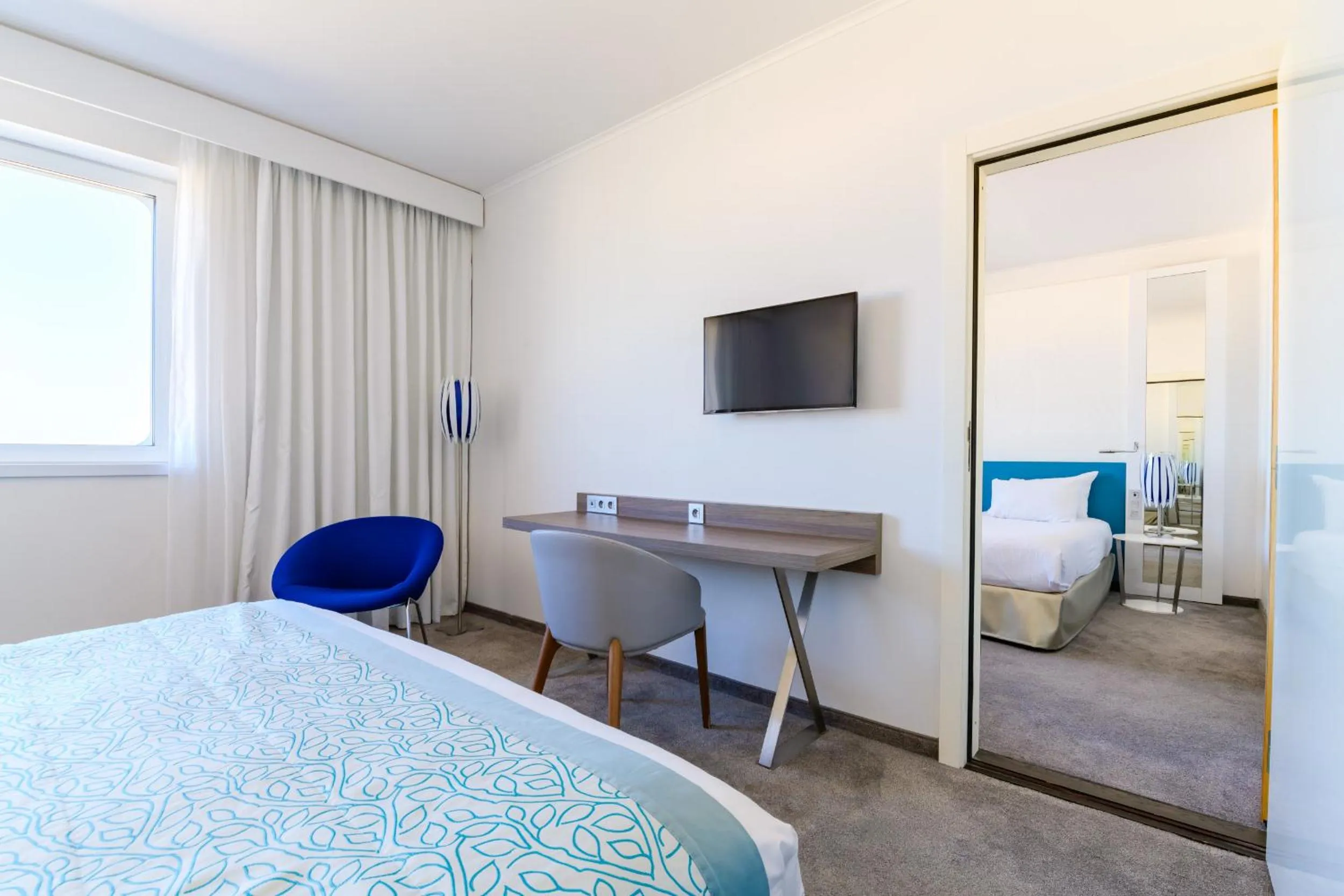 Bed in Golden Tulip Marseille Euromed