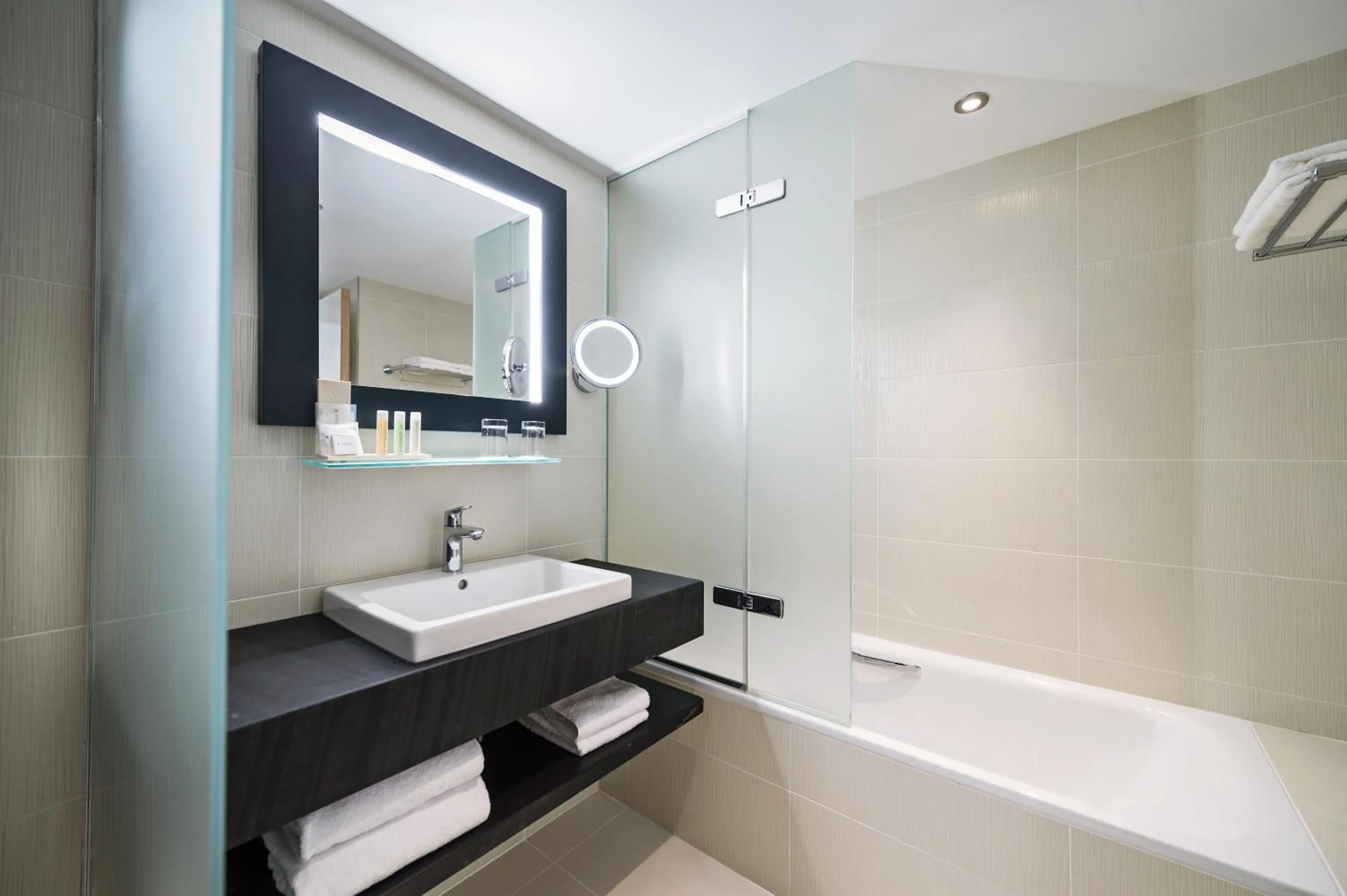 Bathroom in Golden Tulip Marseille Euromed