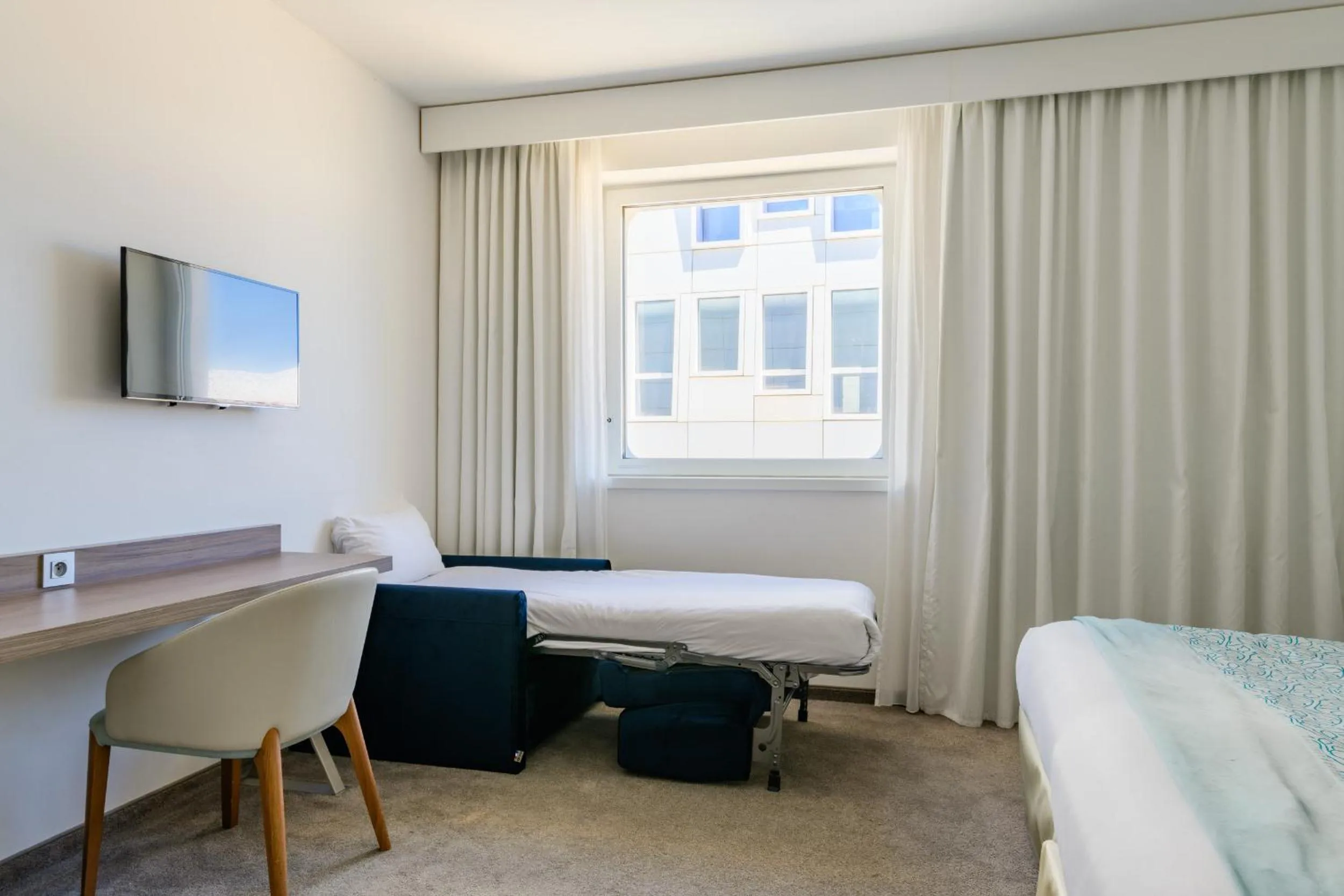 Bedroom, Bed in Golden Tulip Marseille Euromed