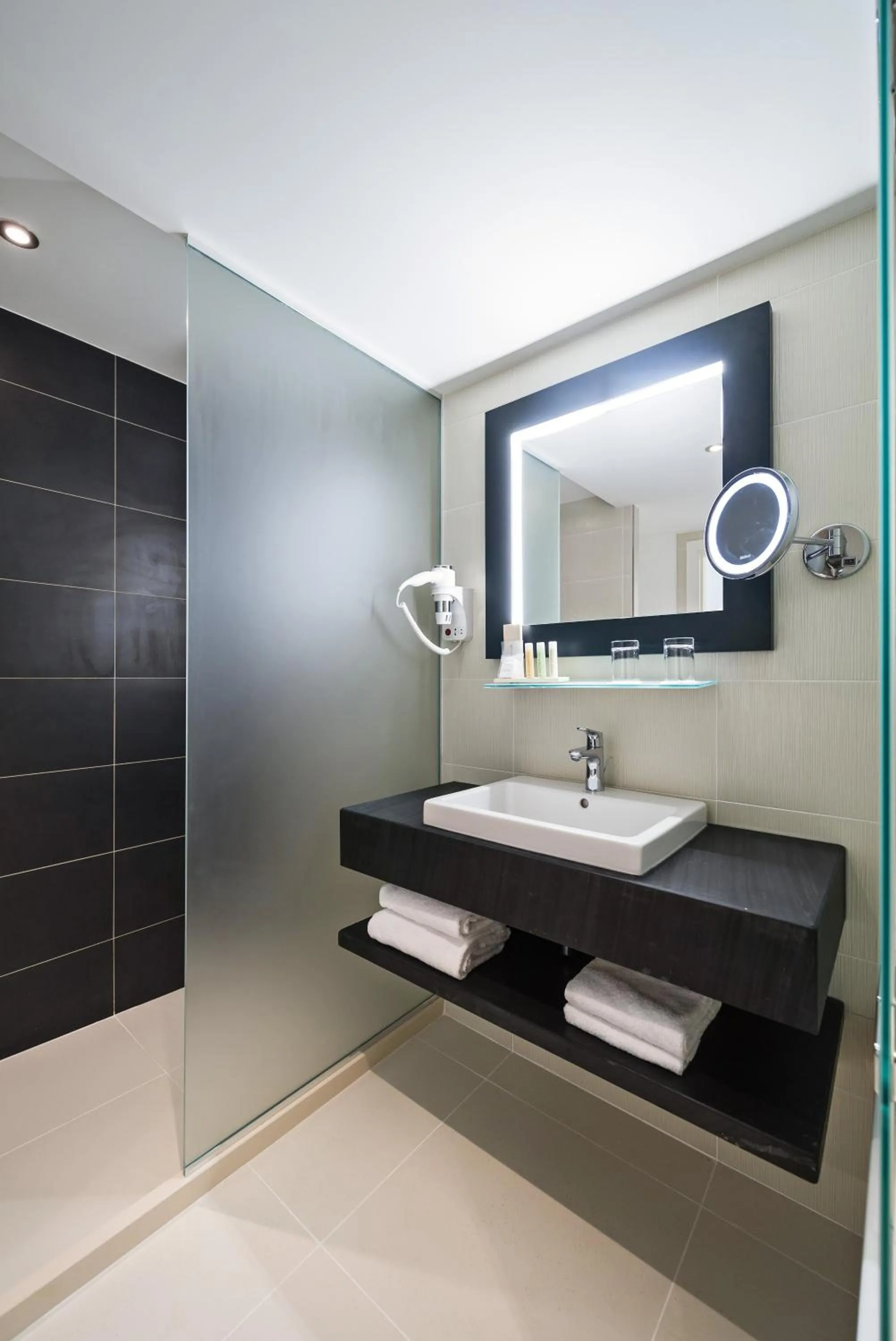 Bathroom in Golden Tulip Marseille Euromed