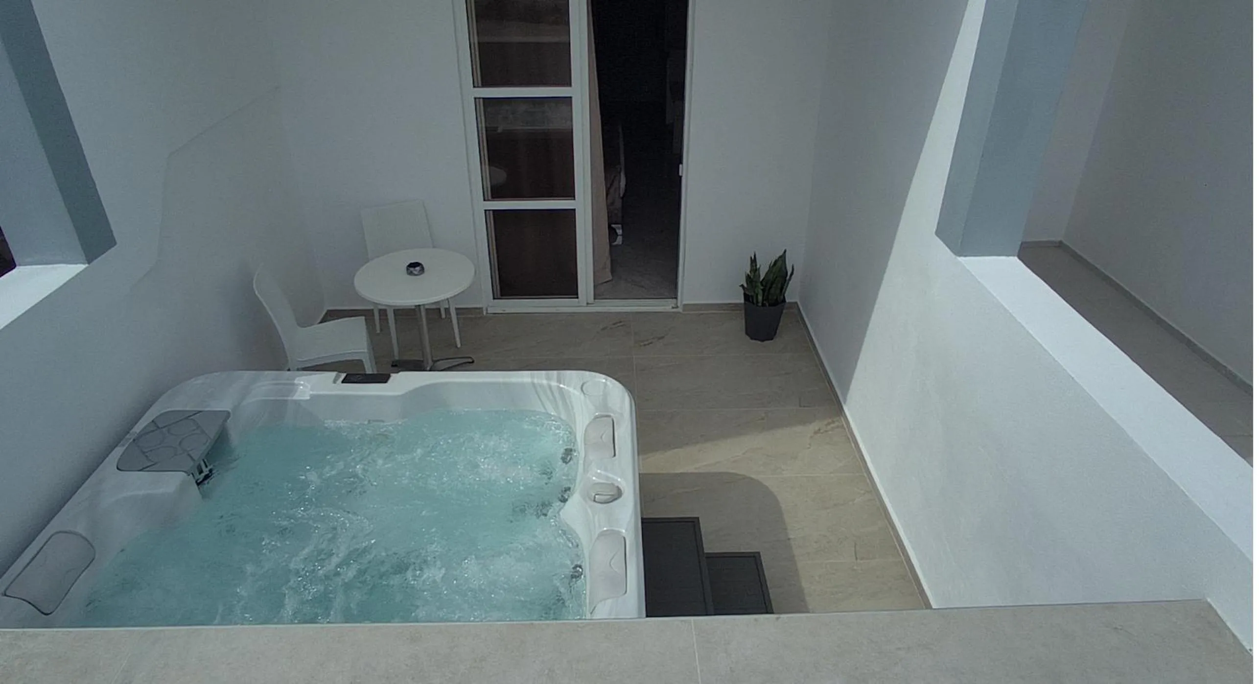 Hot Tub in Casa Blue Sarantis