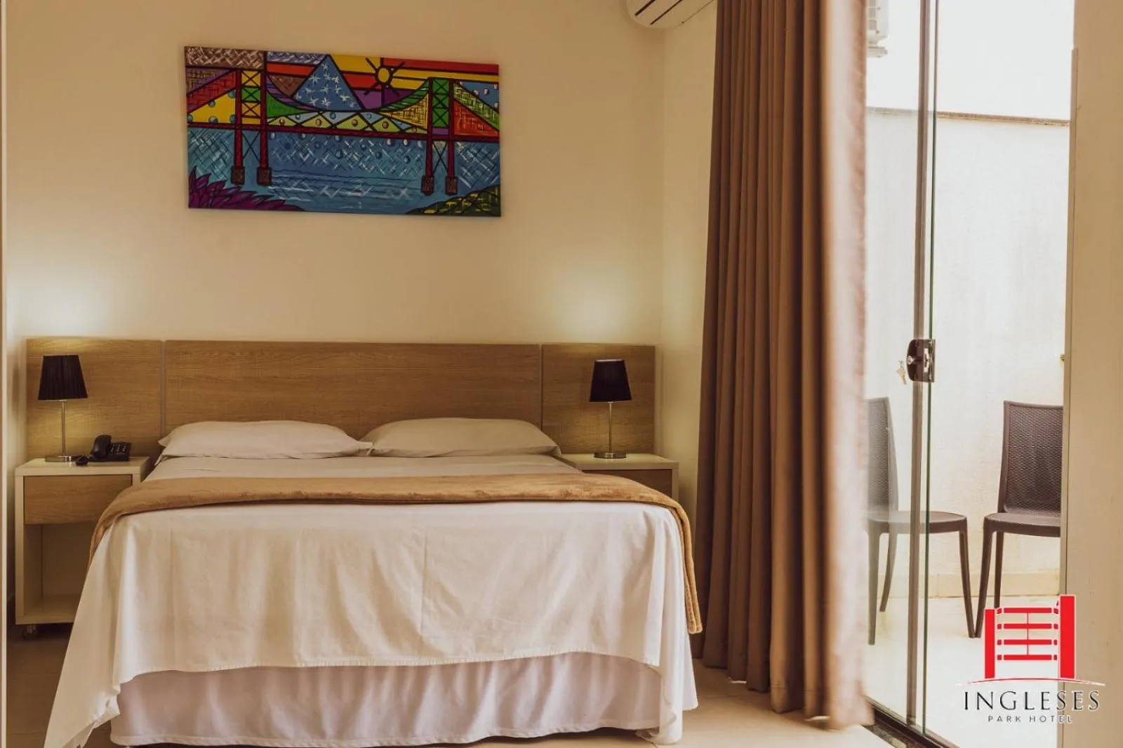 Bed in Ingleses Park Hotel