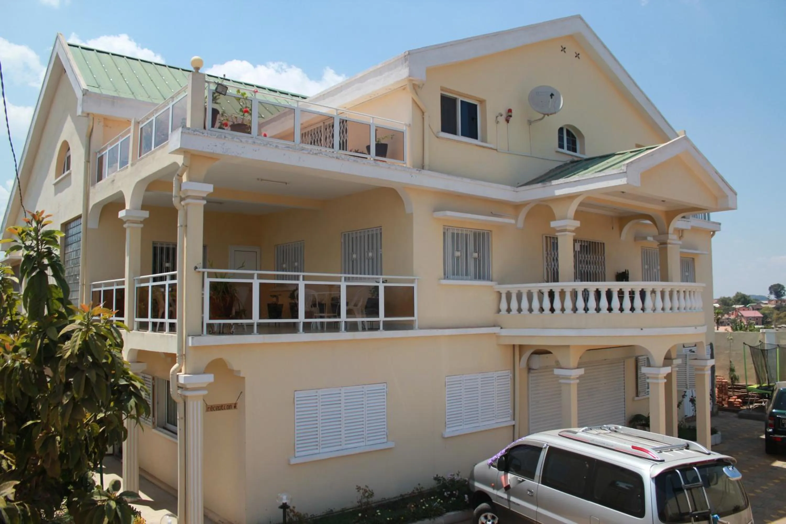Facade/entrance in K.méléon-Hôtel