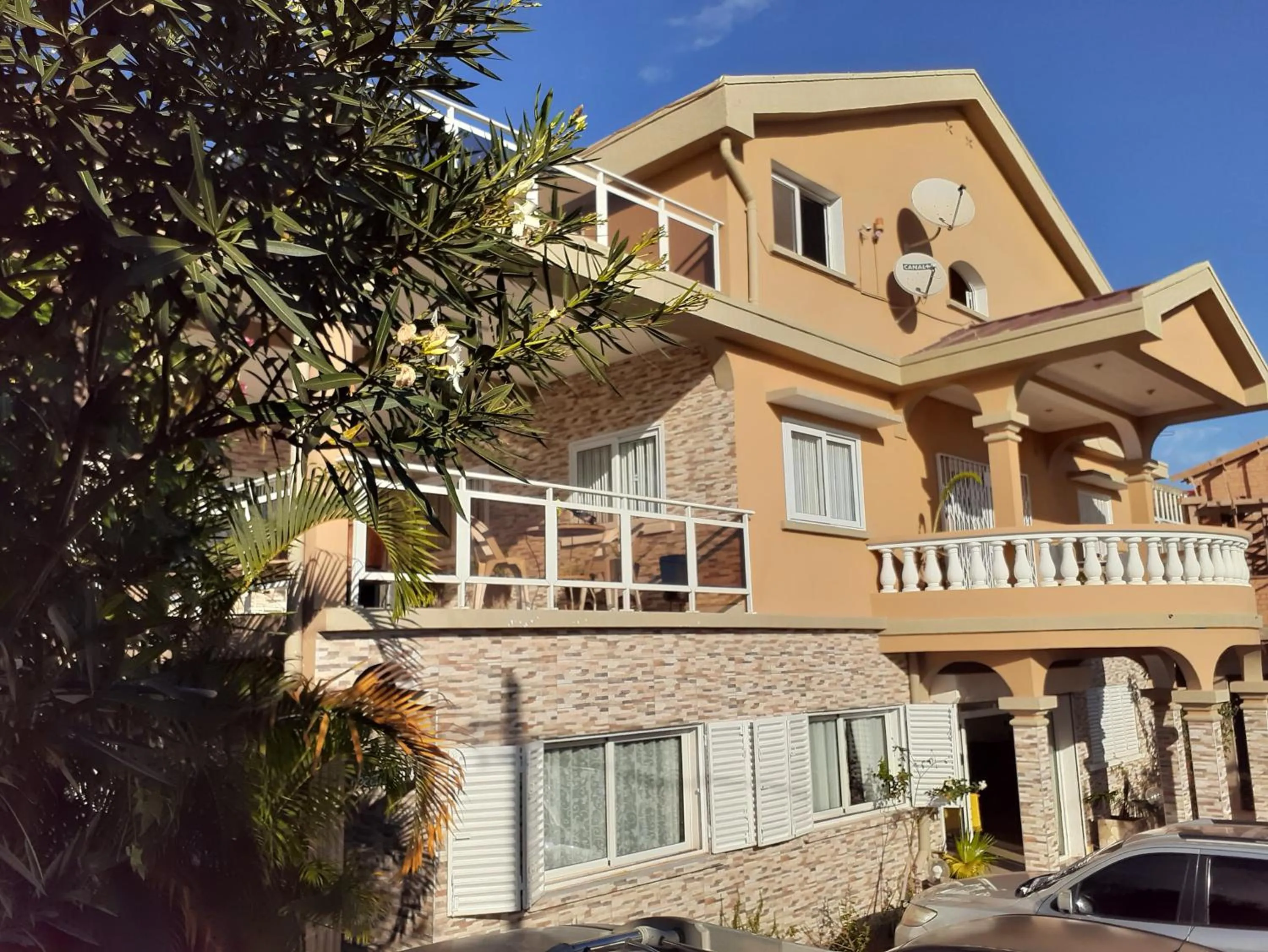 Property building in K.méléon-Hôtel