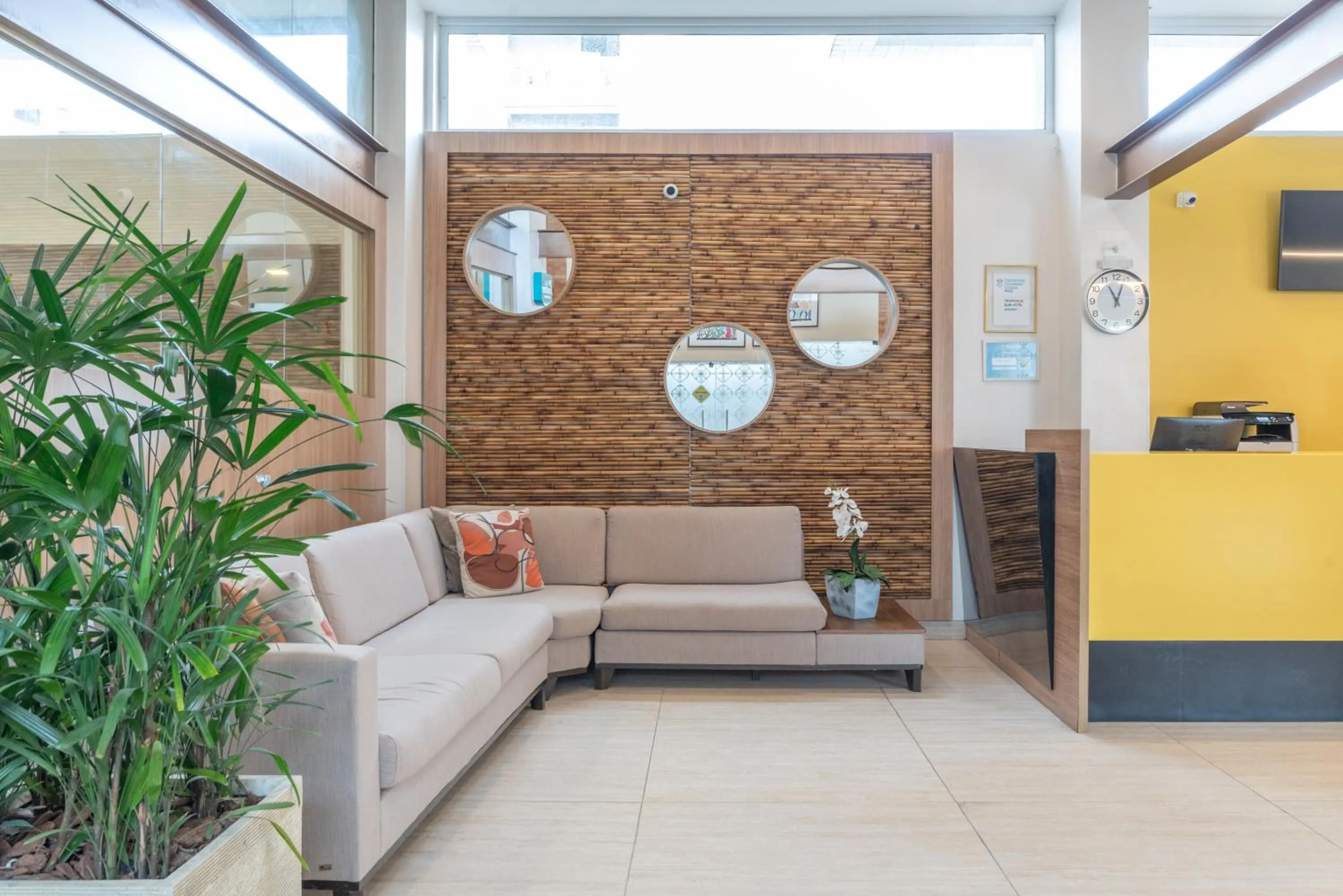 Lobby or reception in Slim Pajuçara by Tropicalis