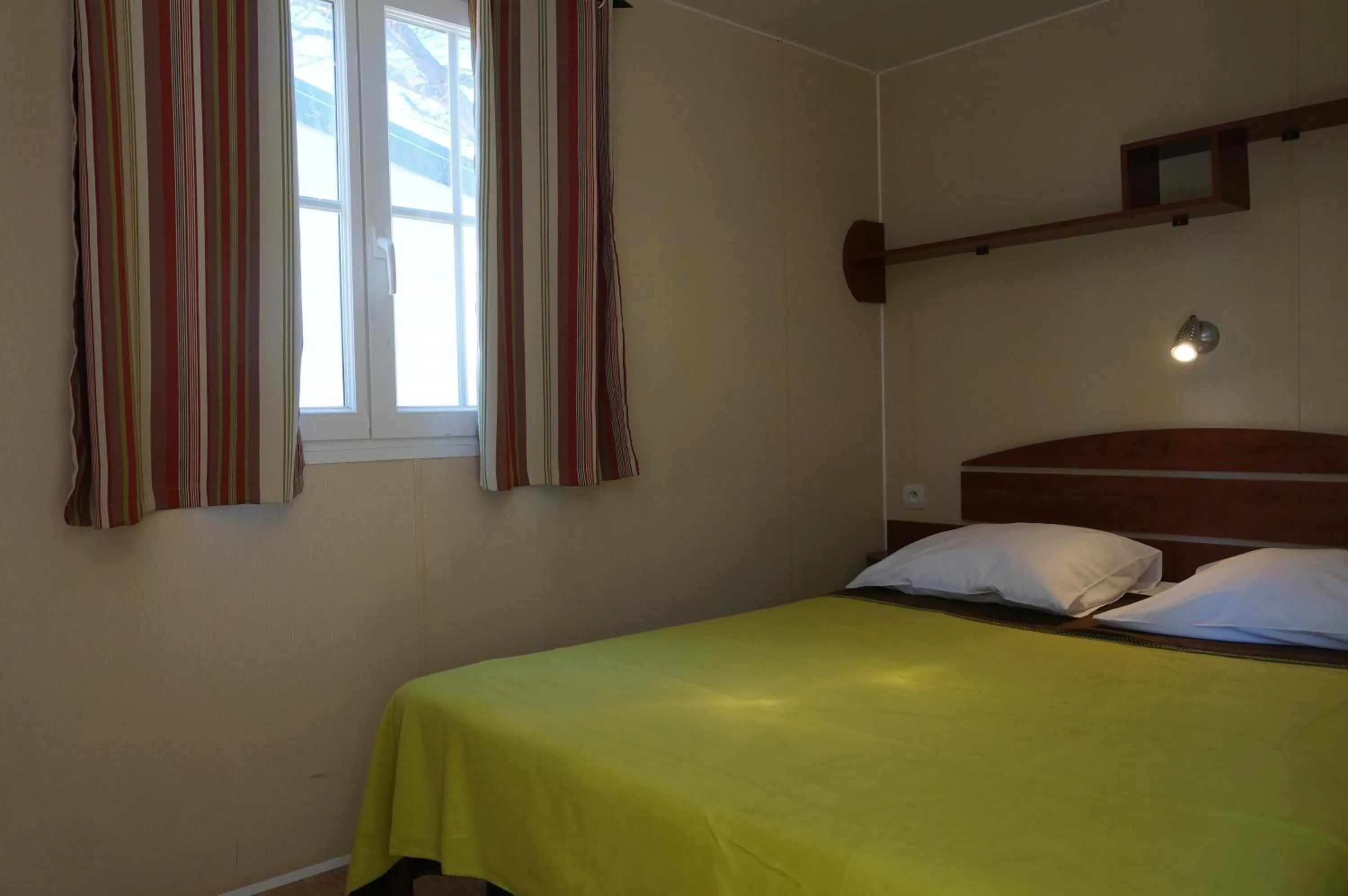 Bedroom, Bed in Camping International