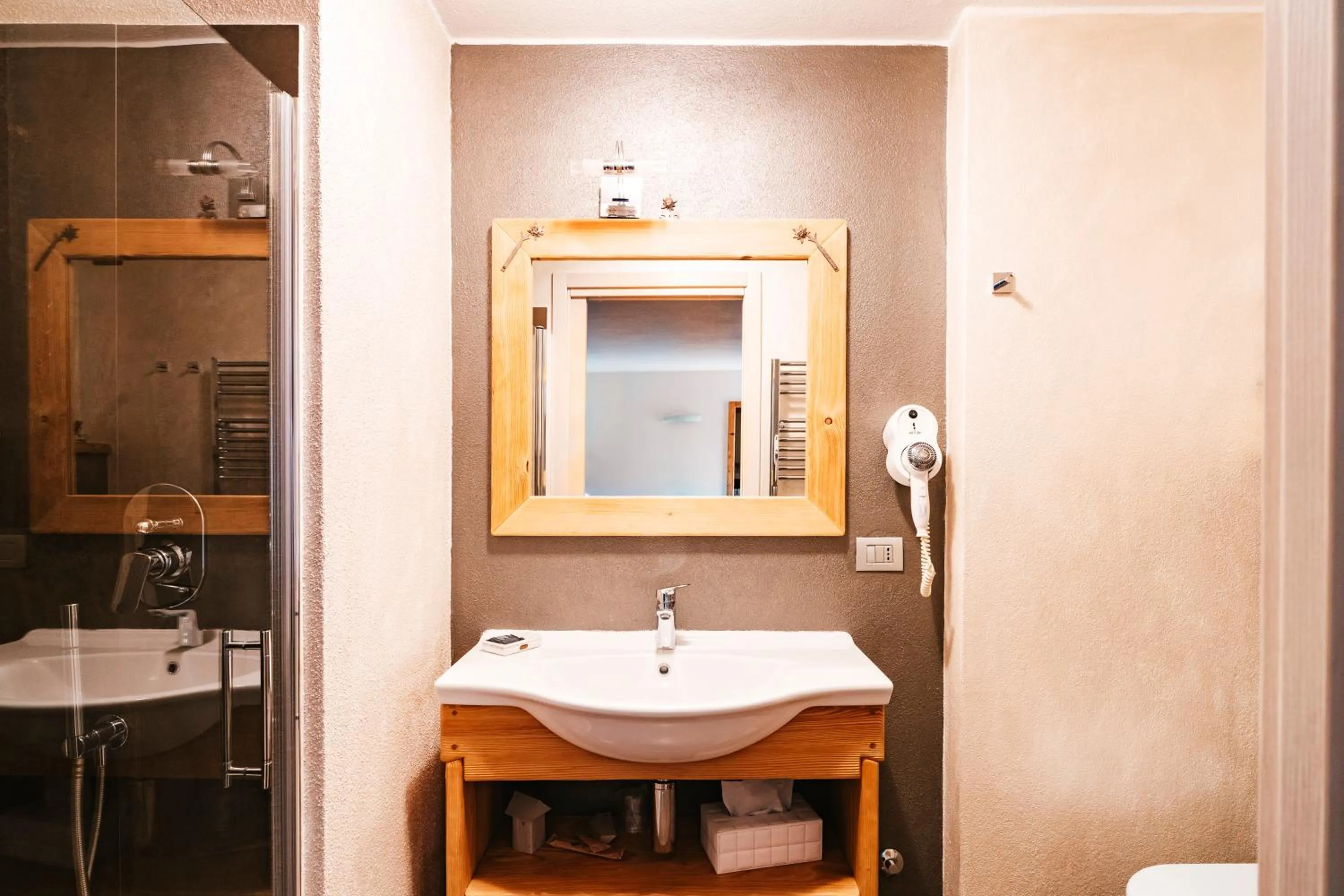 Shower in Serendipity Hotel