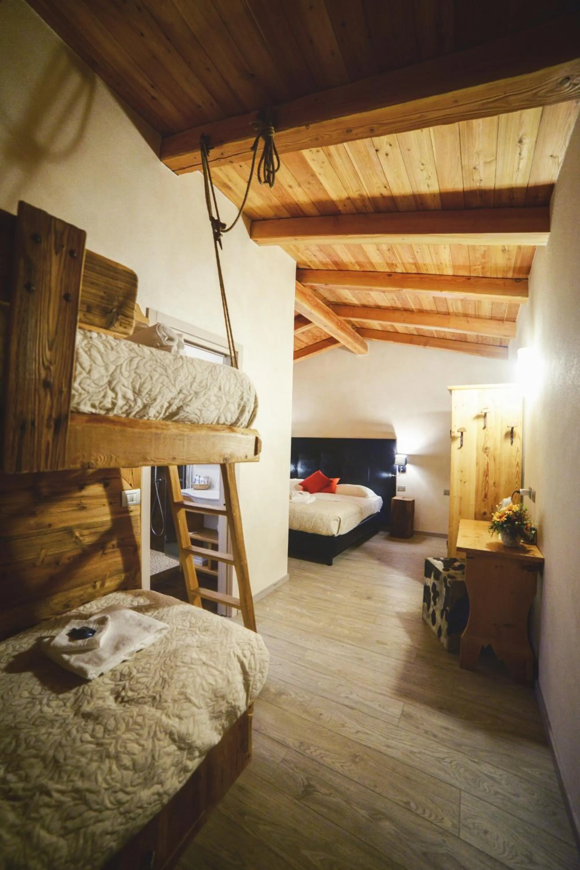 bunk bed, Bed in Serendipity Hotel