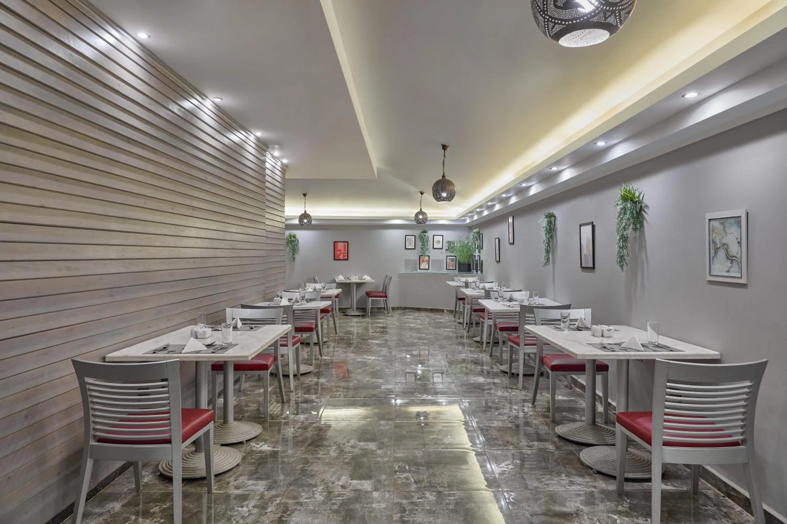 Restaurant/places to eat in Golden Carven Hotel