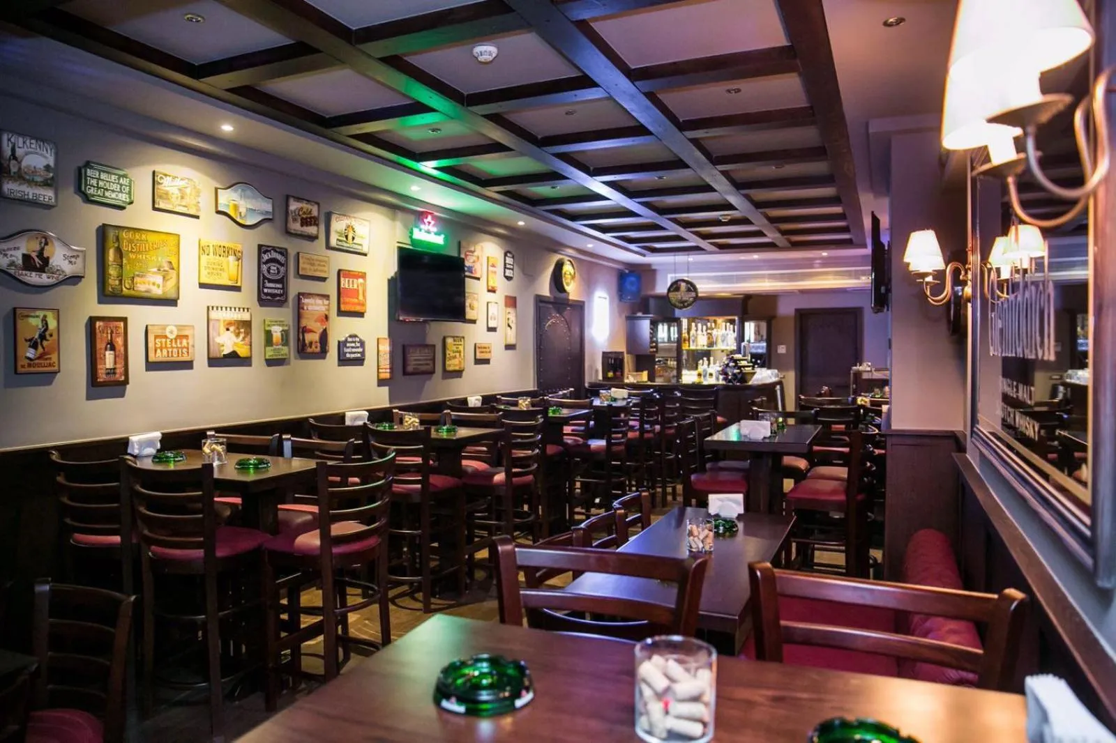 Restaurant/places to eat in Golden Carven Hotel