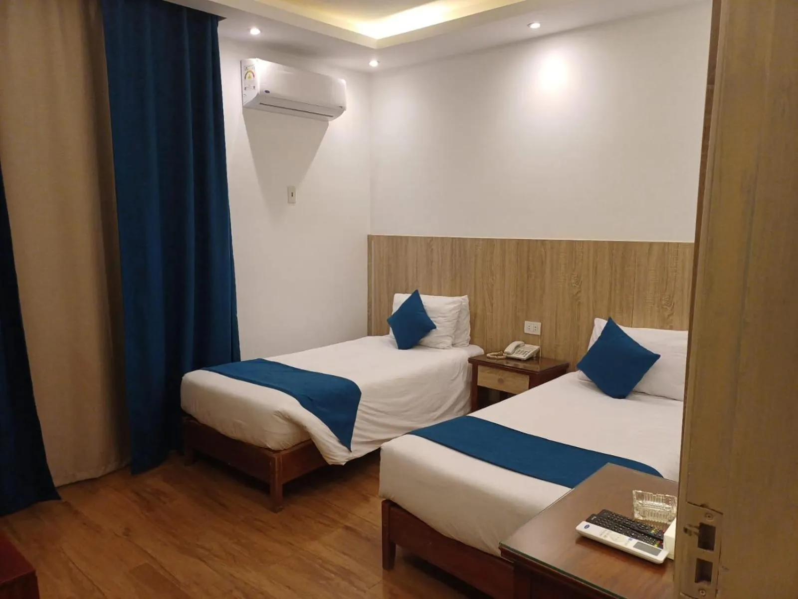 Shower, Bed in Golden Carven Hotel