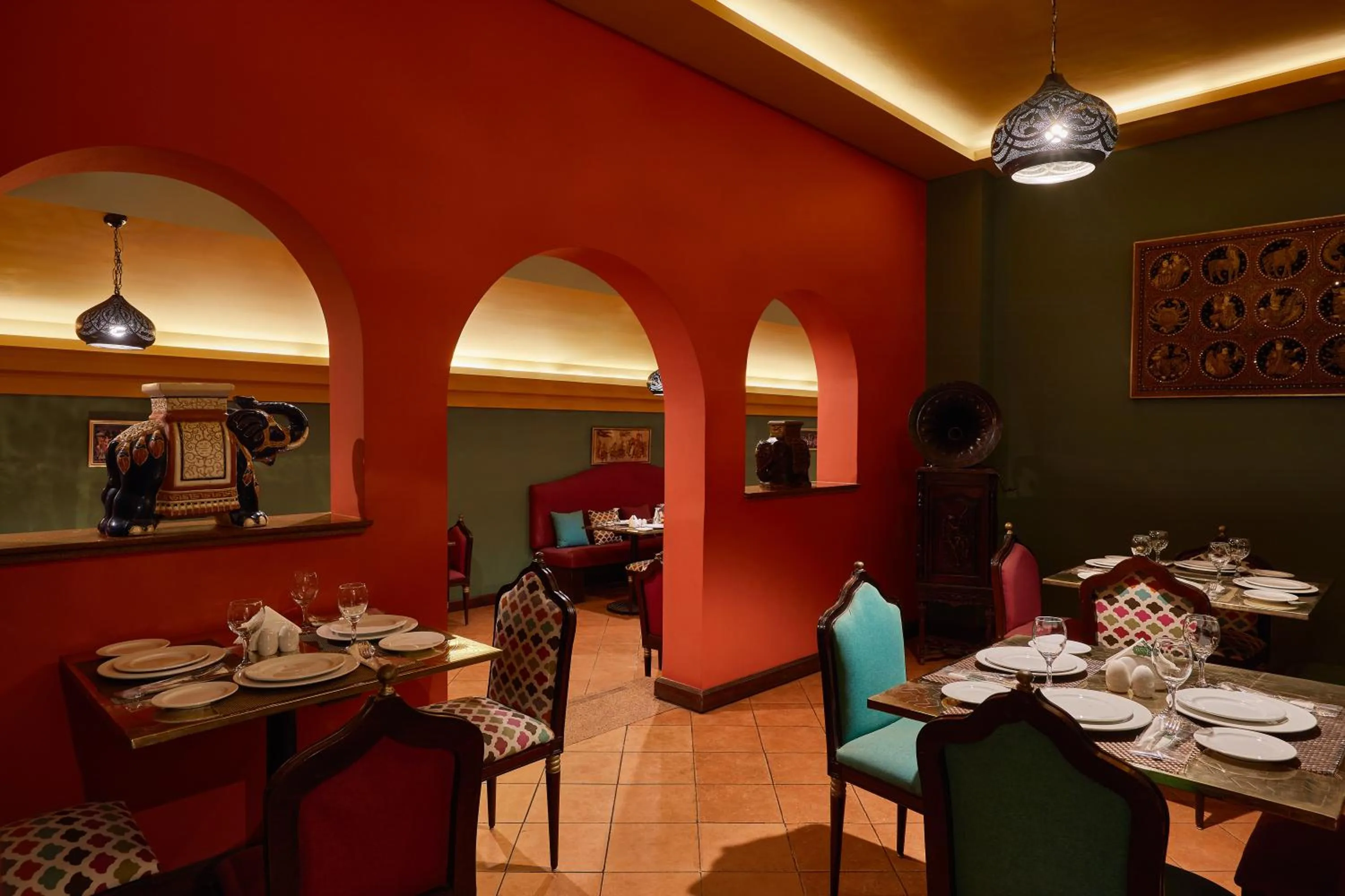 Restaurant/places to eat in Golden Carven Hotel