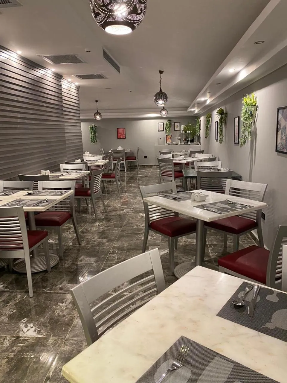 Restaurant/places to eat in Golden Carven Hotel