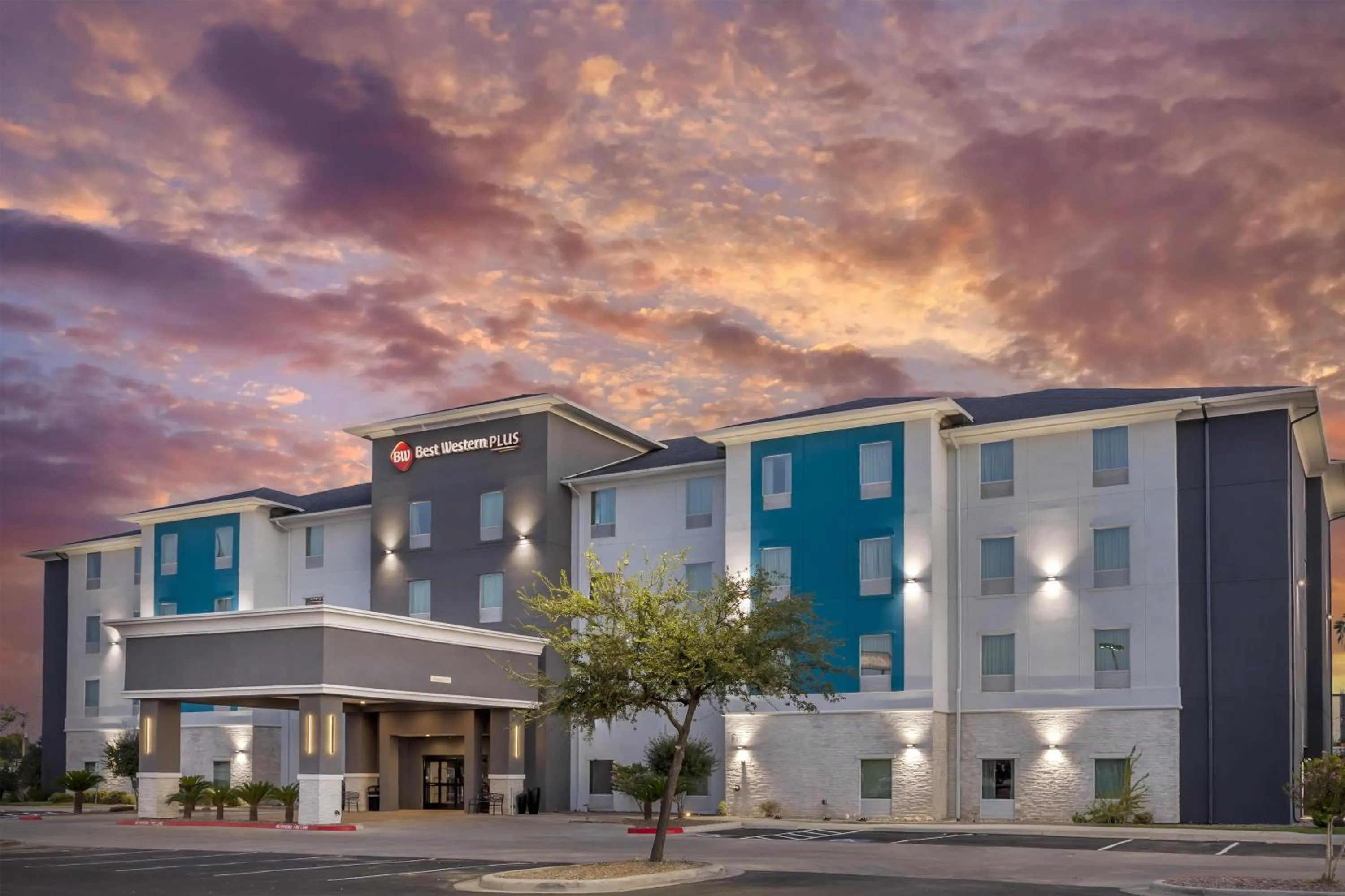 Property building in Best Western Plus Laredo Inn & Suites