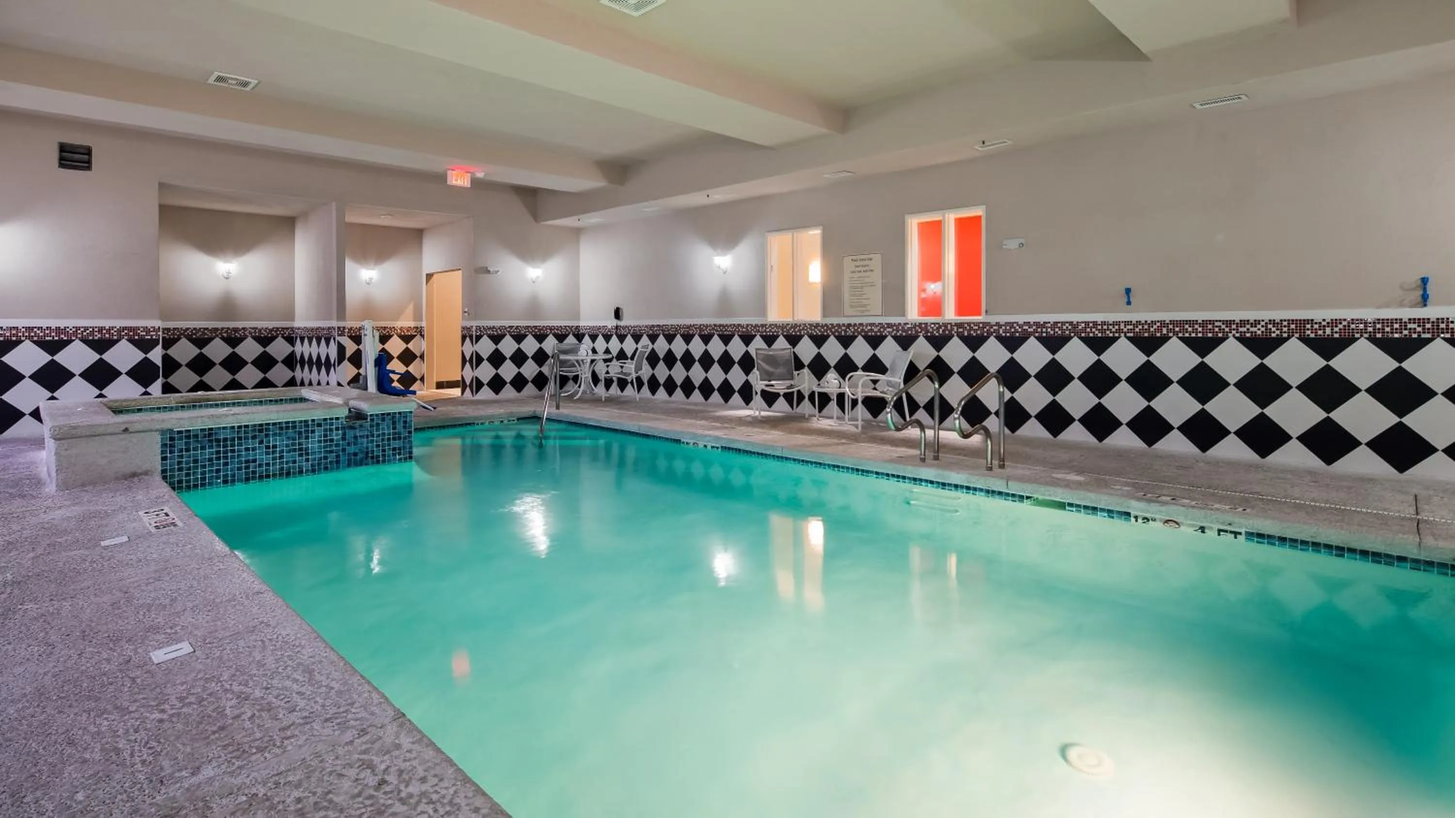 Swimming pool in Best Western Plus Laredo Inn & Suites