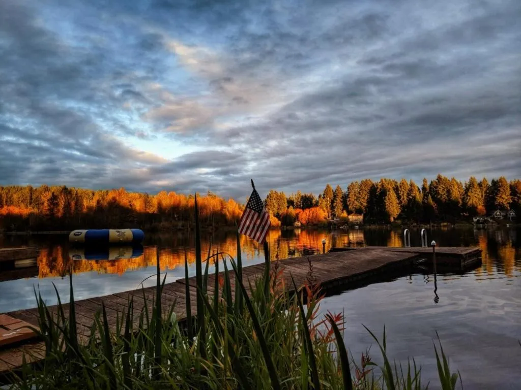 Lake view in Cottage Lake Bed and Breakfast