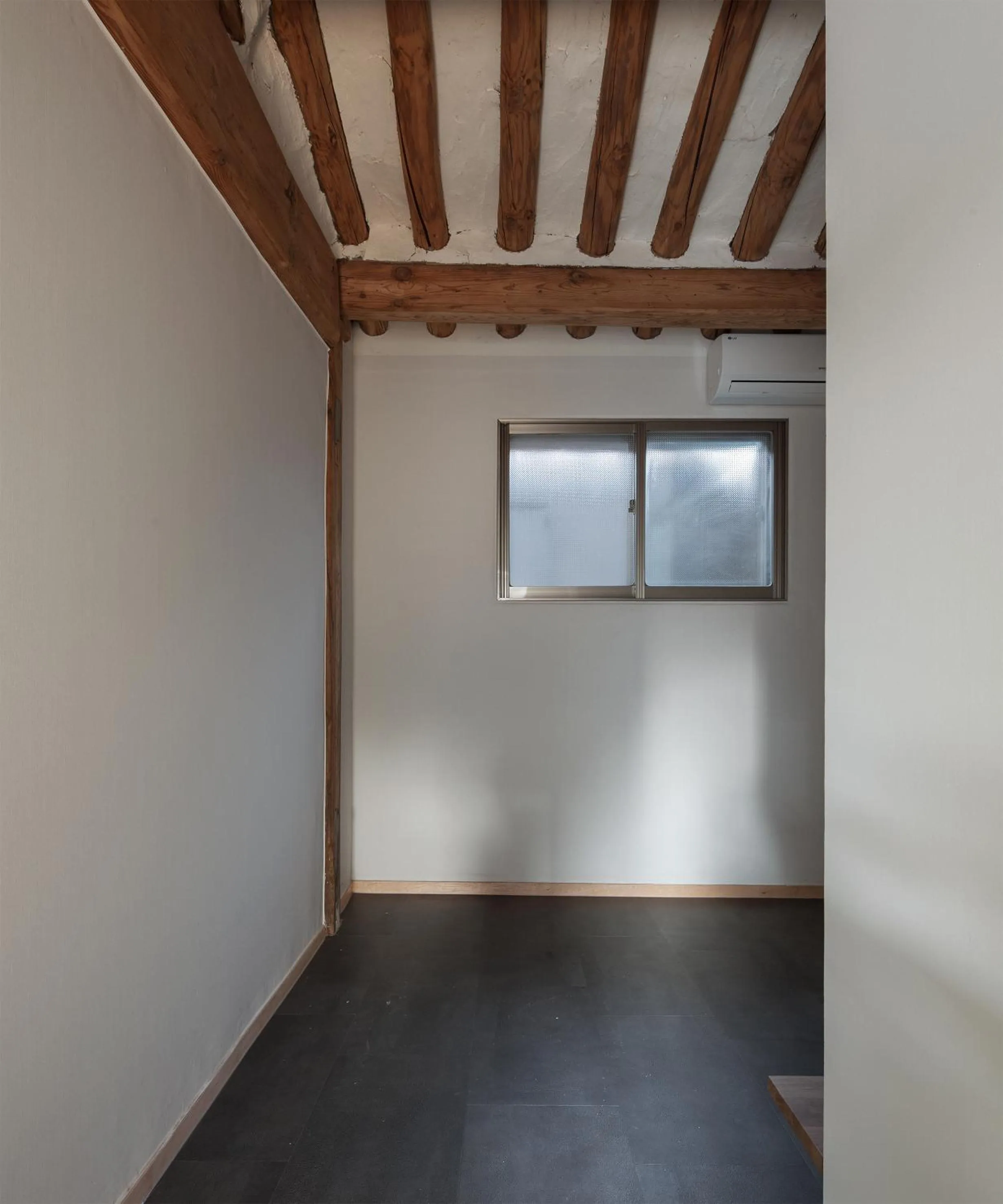 Side Hanok Residence