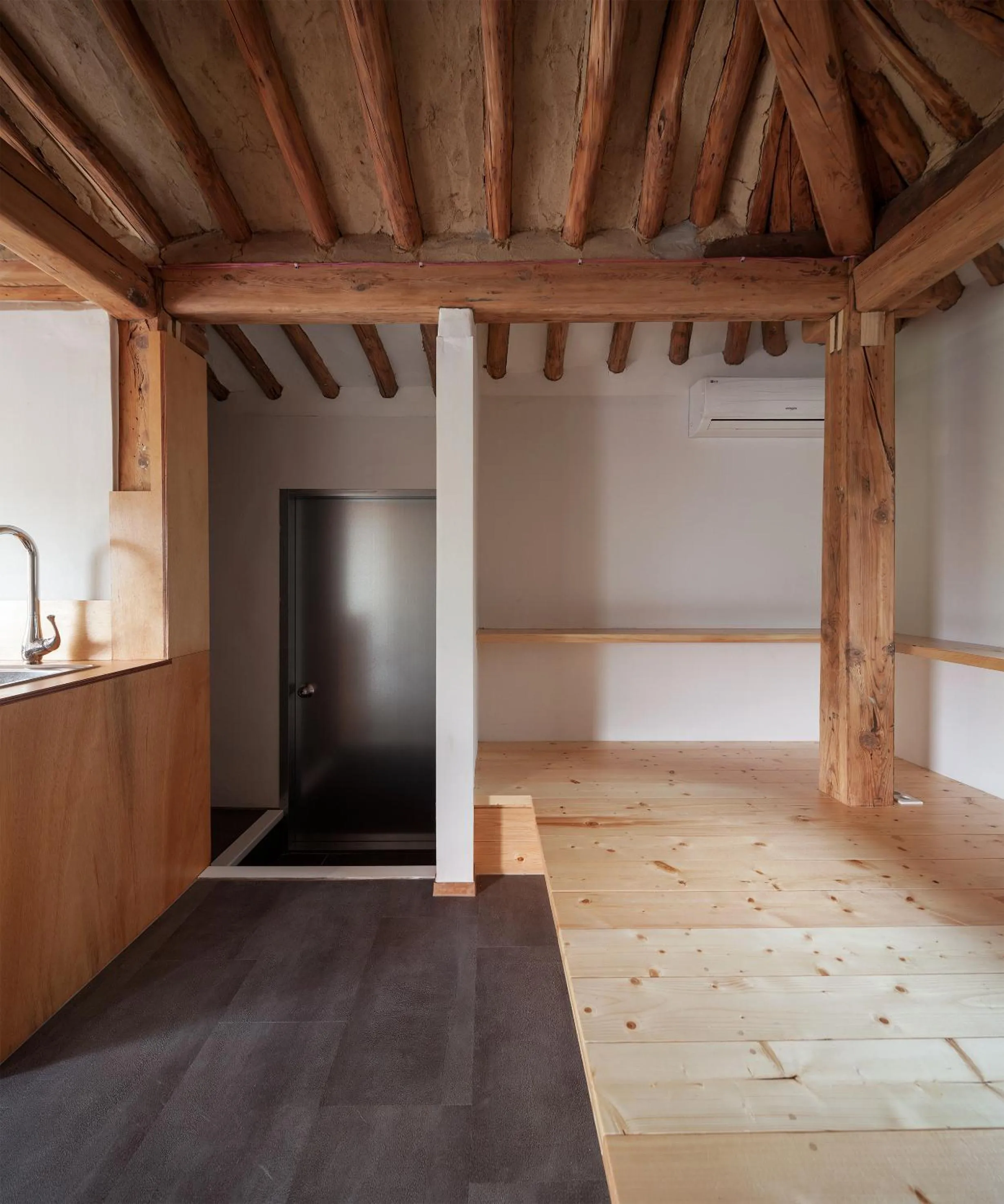 Side Hanok Residence