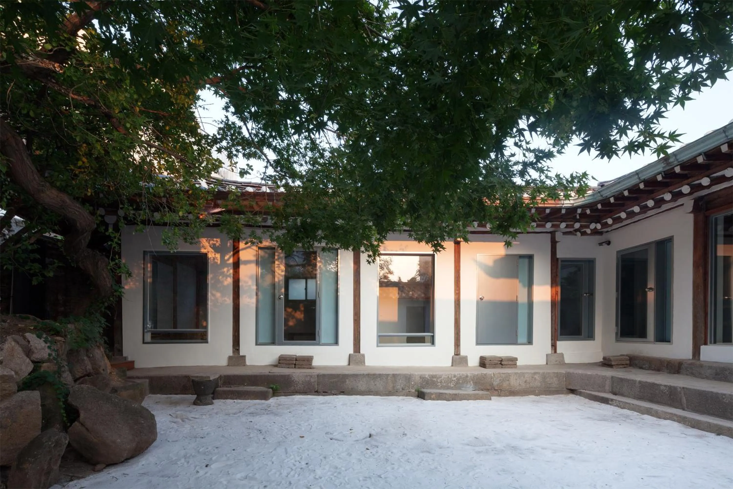 Garden view in Side Hanok Residence