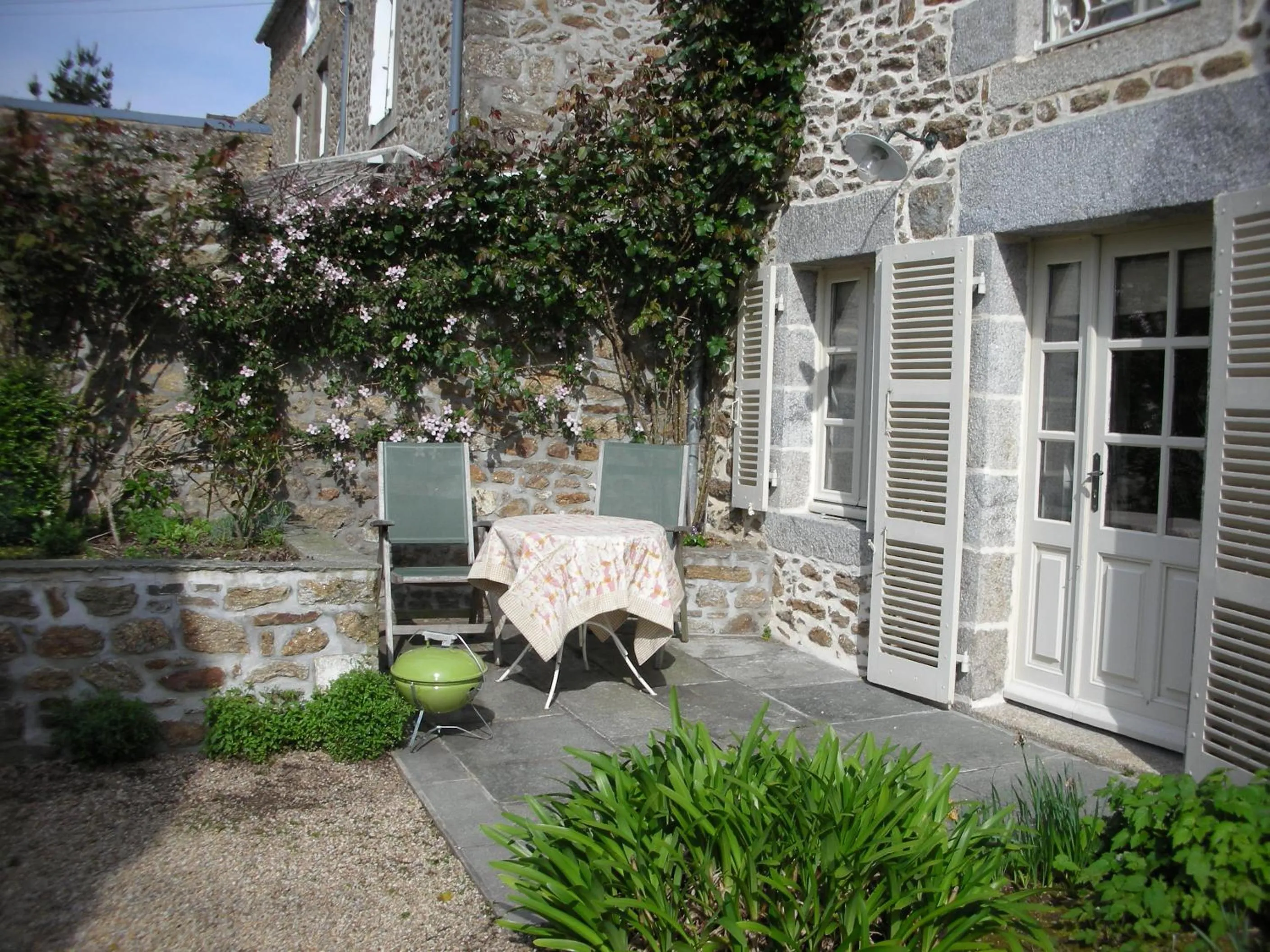 Facade/entrance in Le Berceul