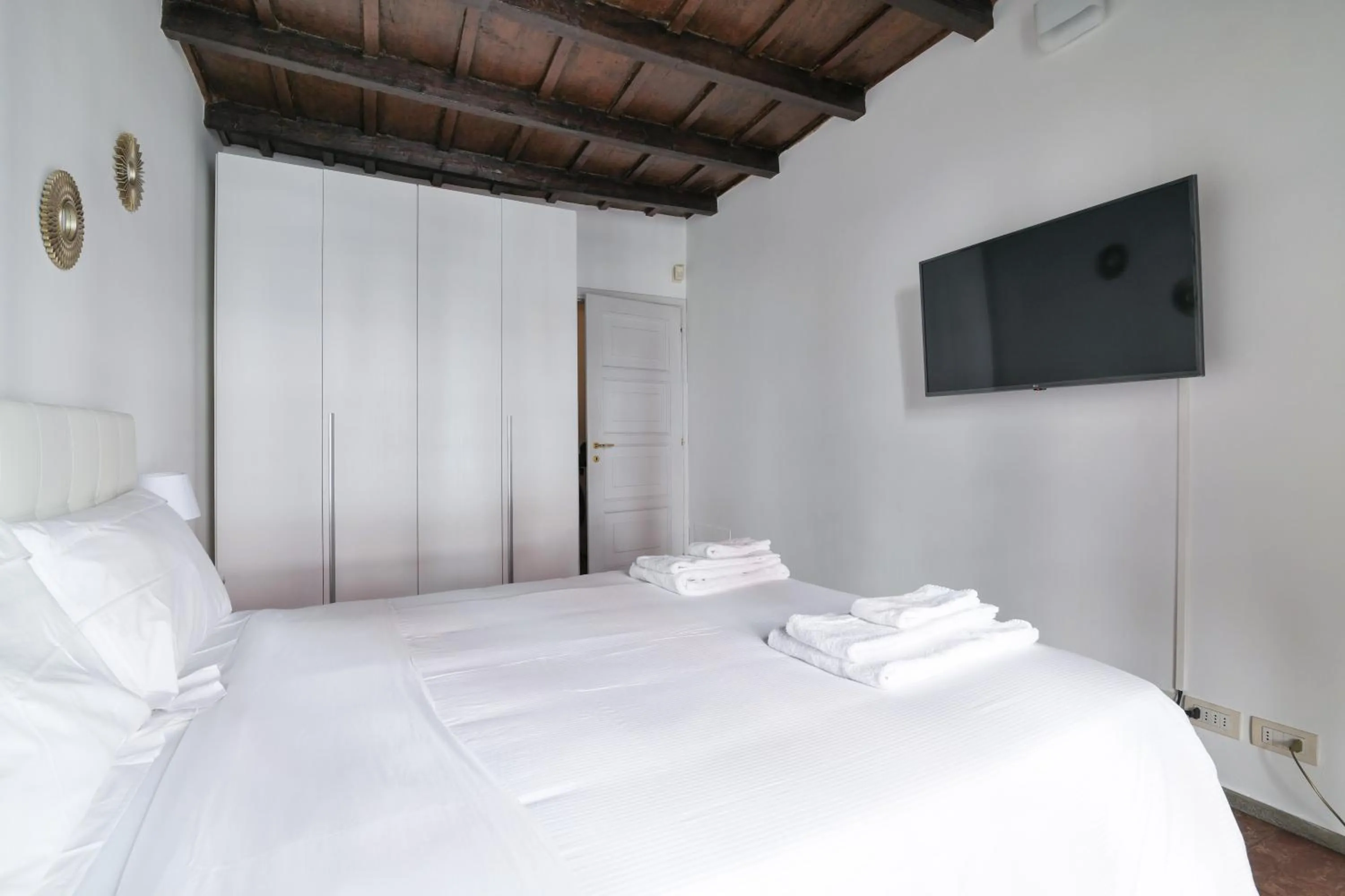 Bed in Mila Apartments Magenta