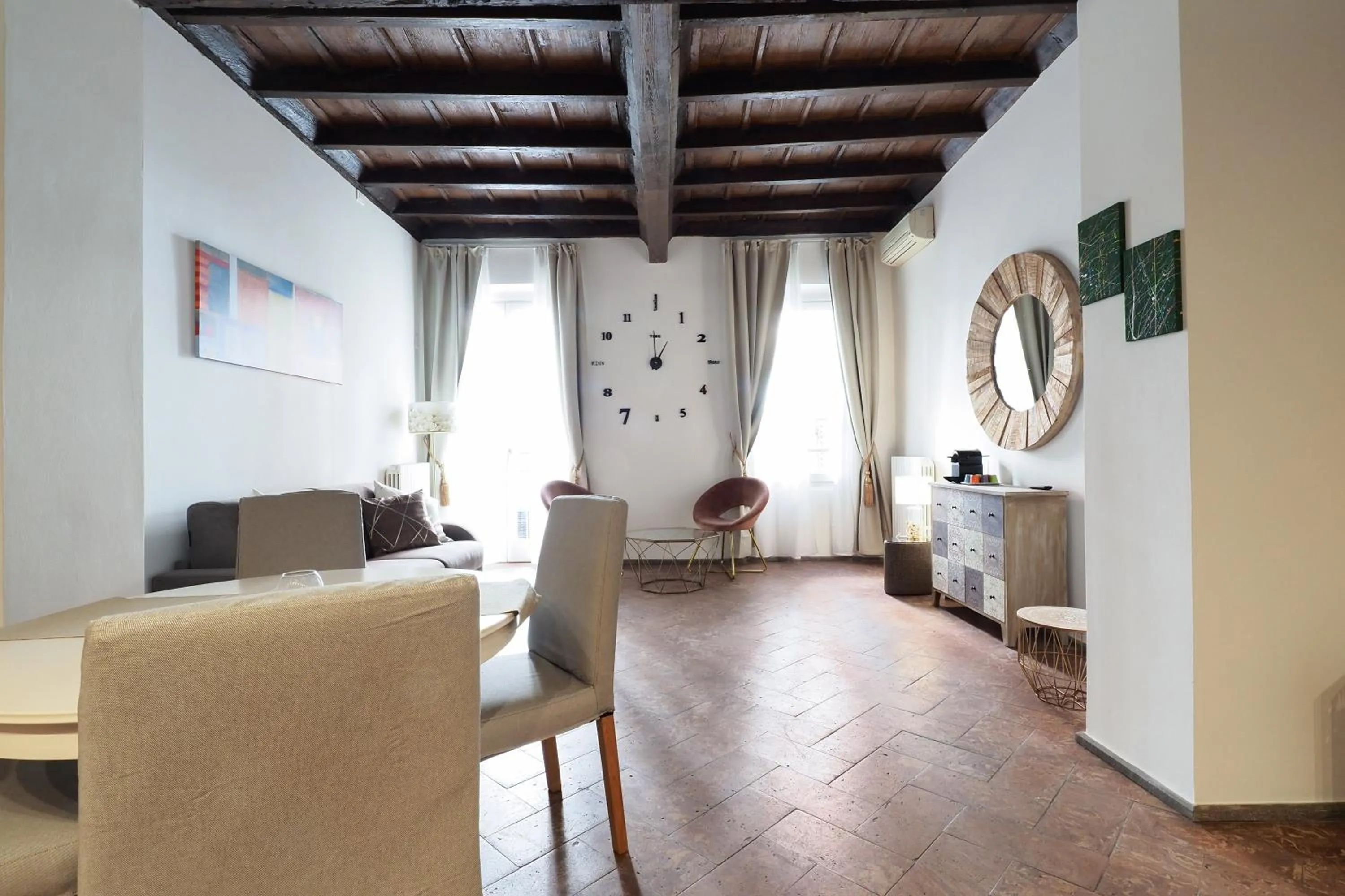 Dining area in Mila Apartments Magenta