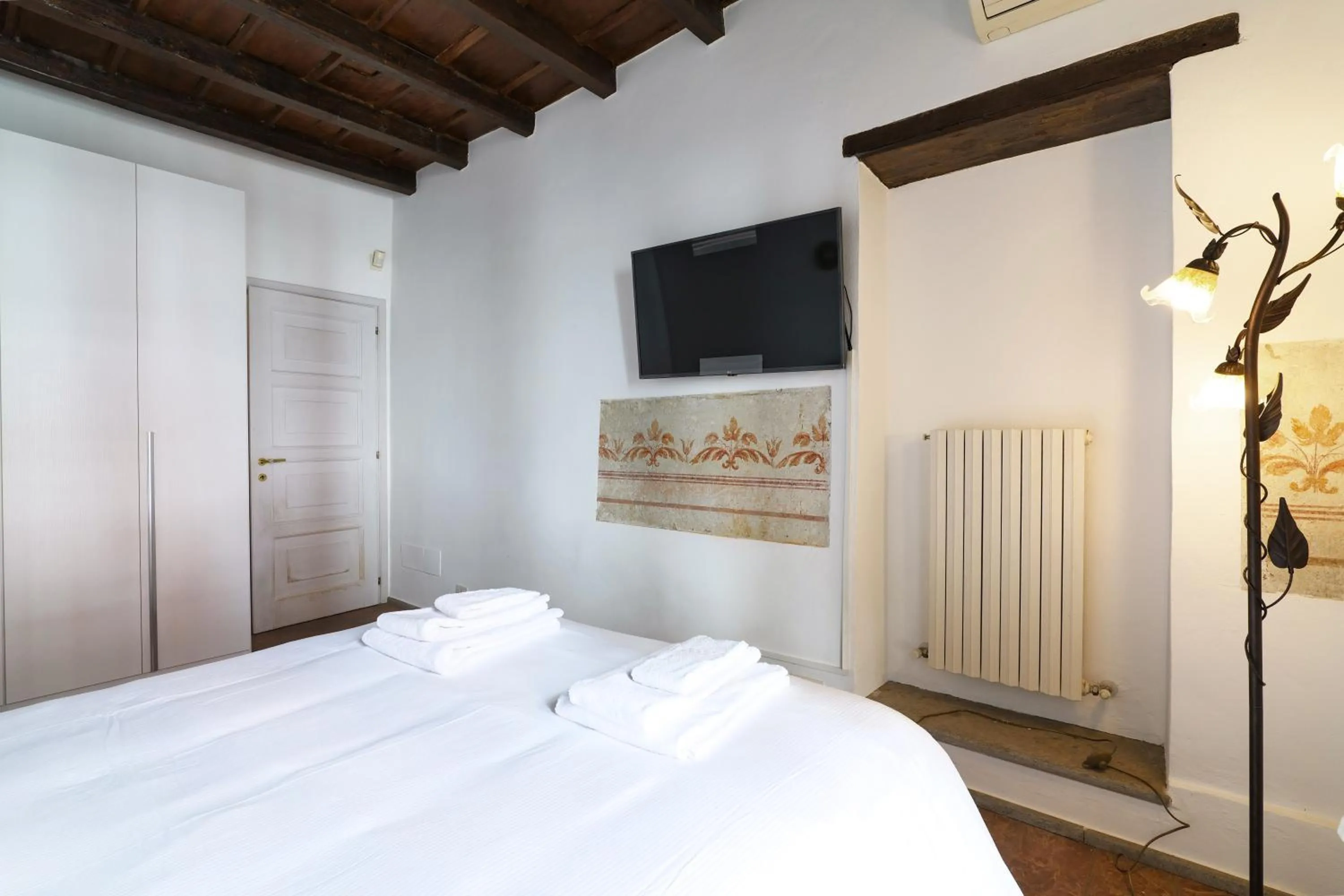 Bed in Mila Apartments Magenta