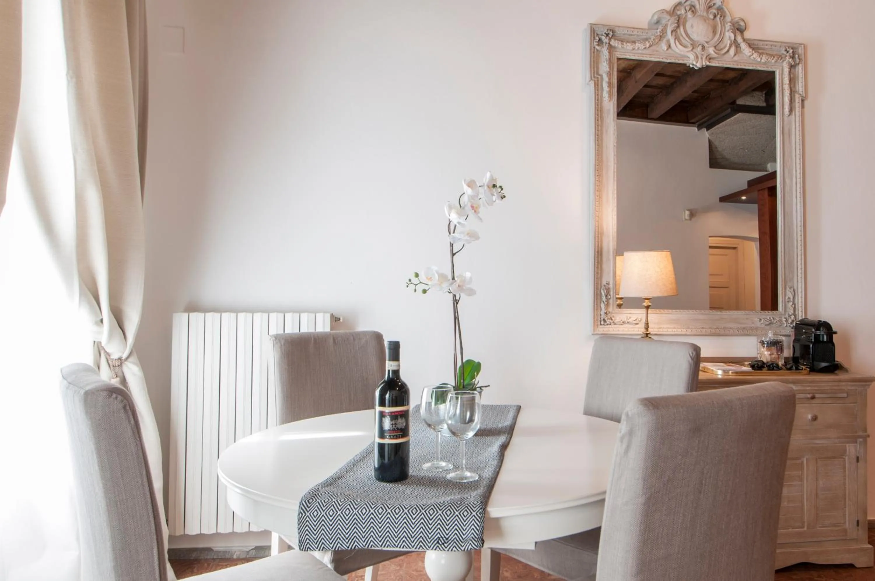 Dining area in Mila Apartments Magenta