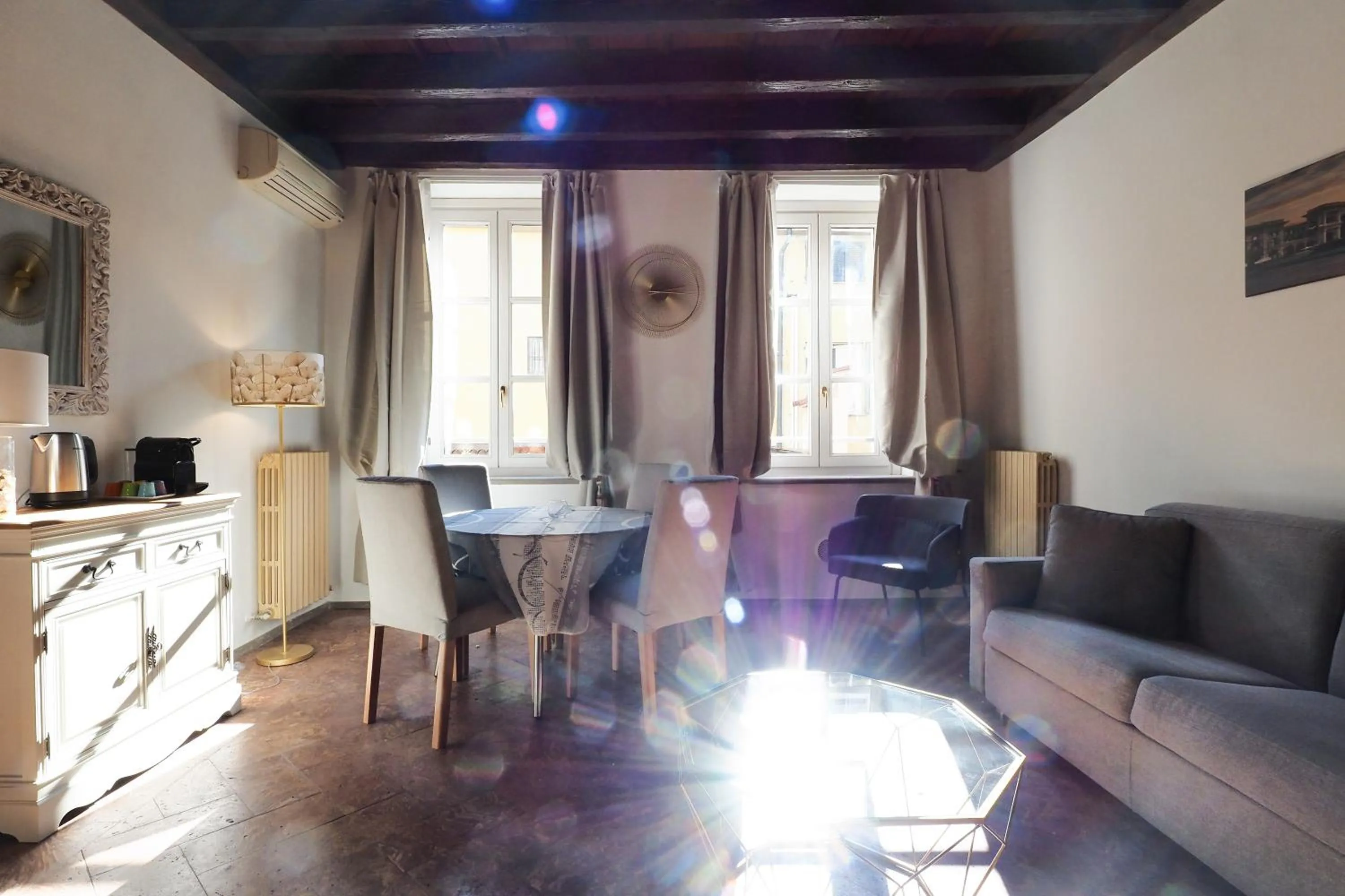 Seating area in Mila Apartments Magenta