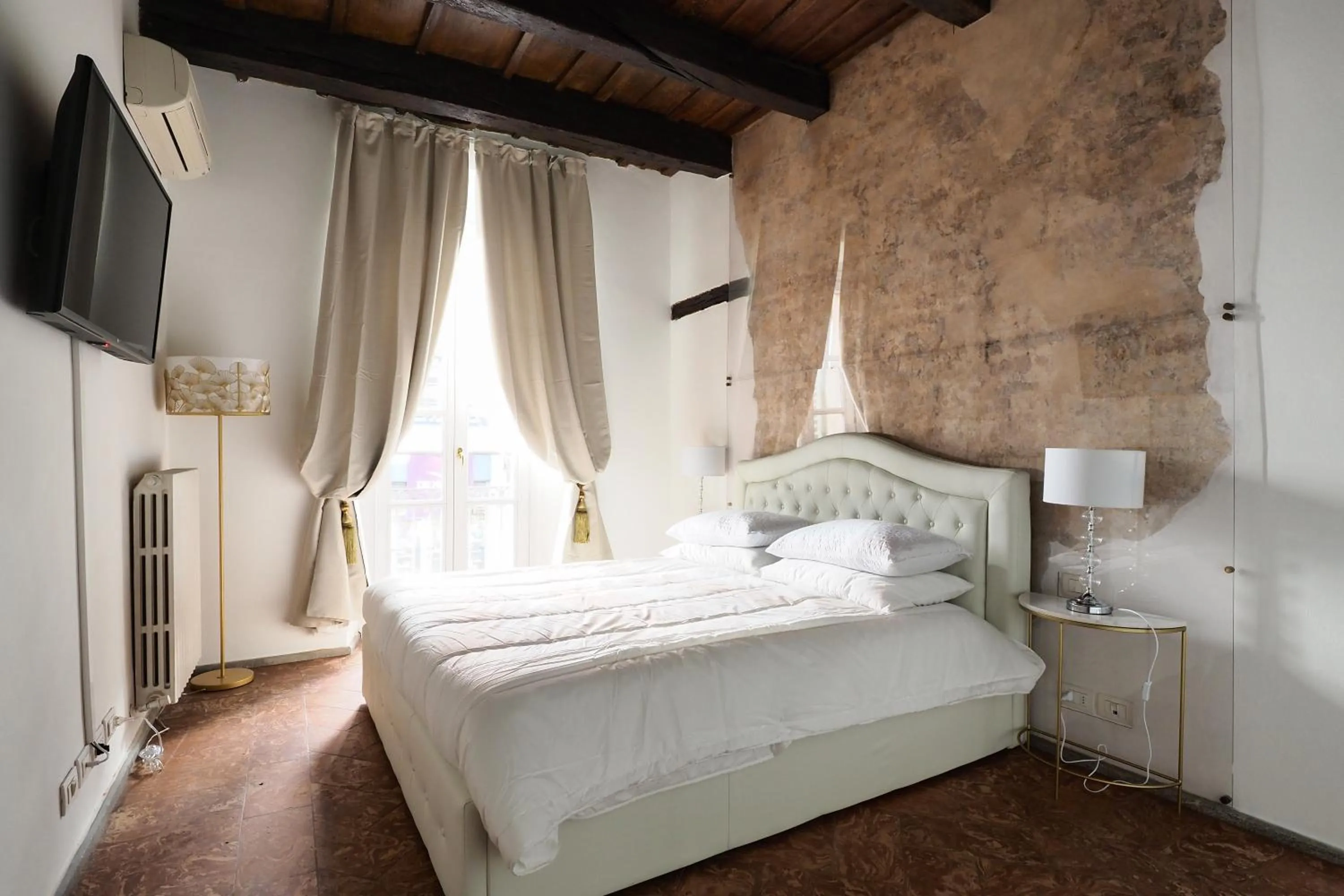 Bed in Mila Apartments Magenta