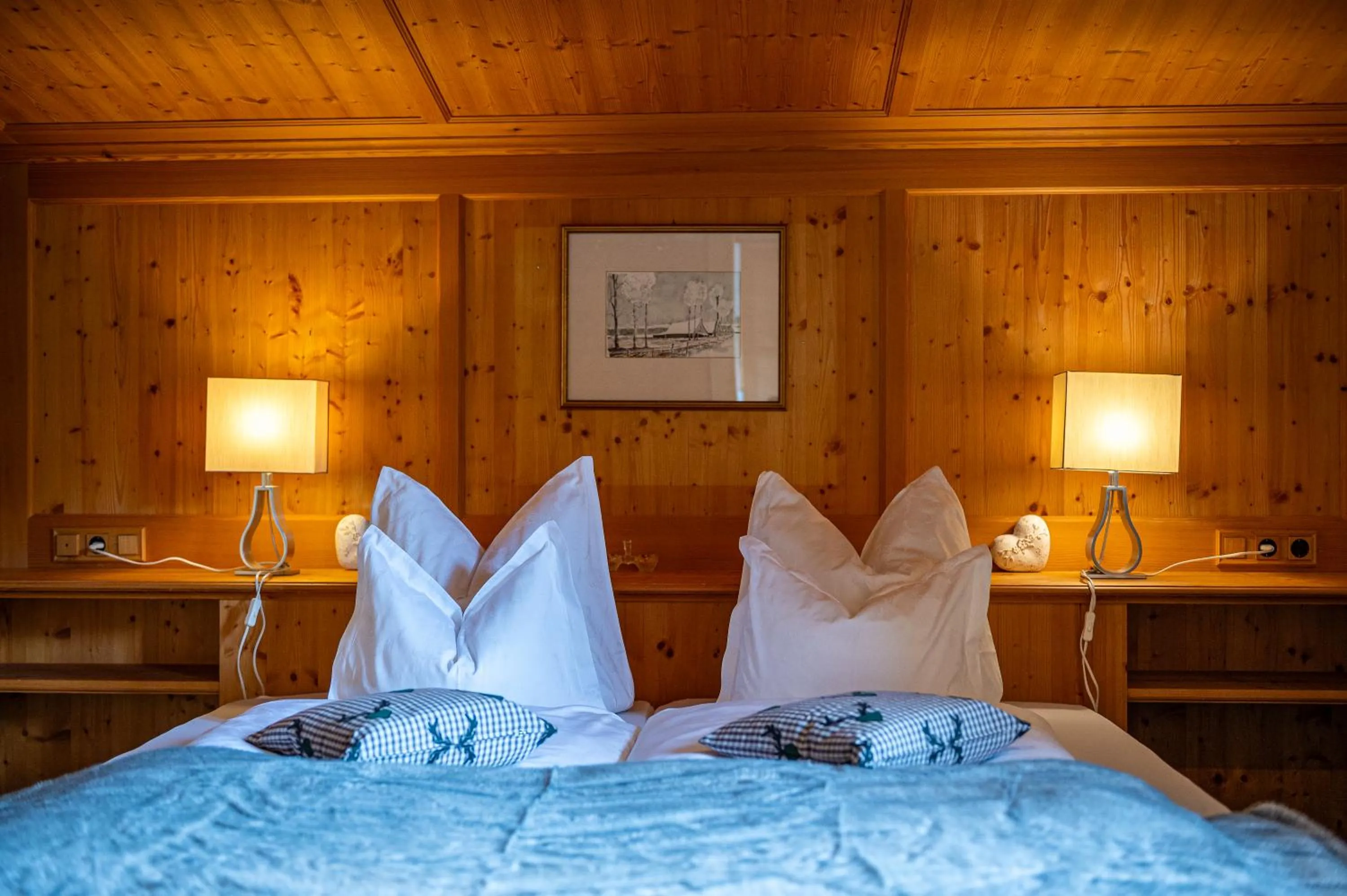 Bedroom, Bed in die AlpenRose