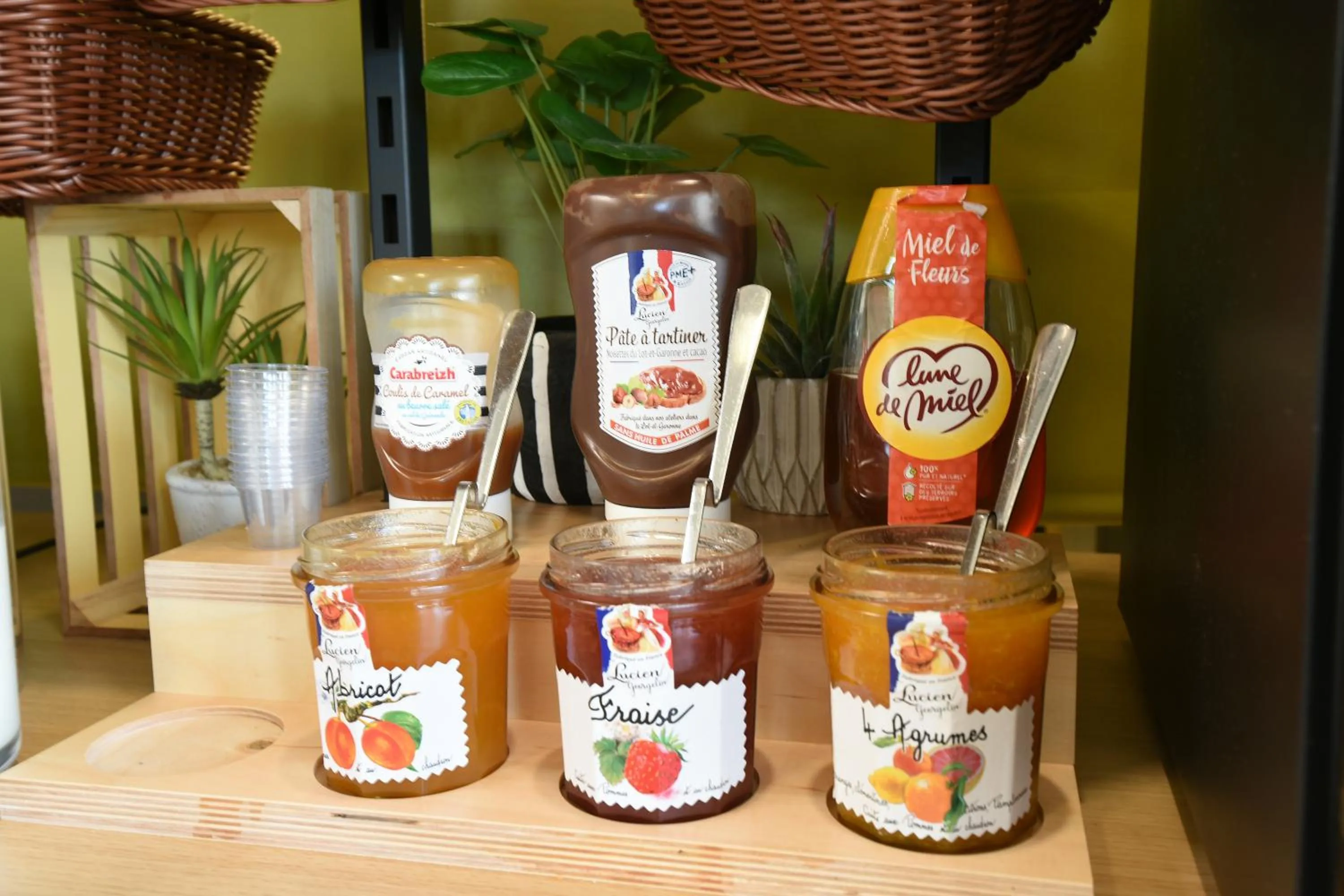 Buffet breakfast in B&B HOTEL Brive-la-Gaillarde