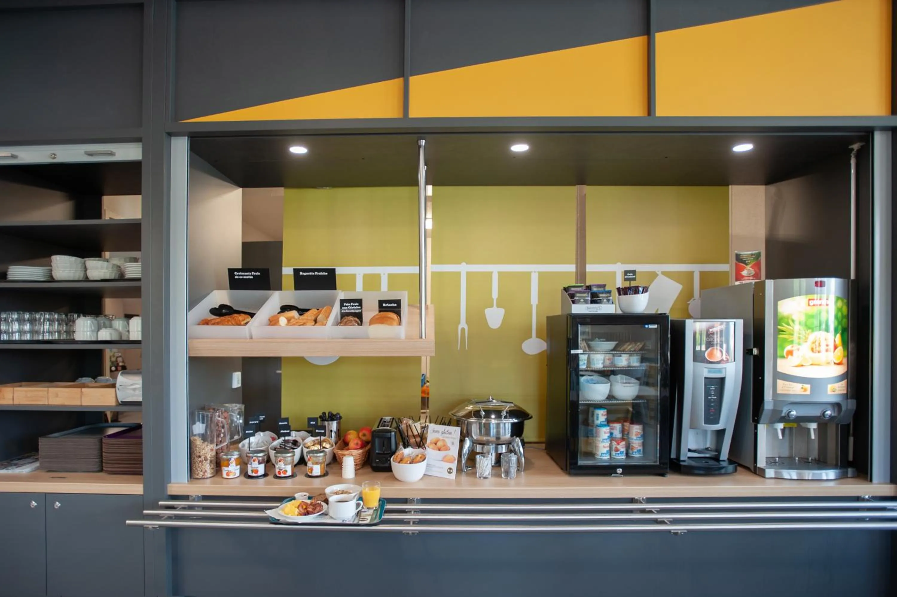 Buffet breakfast in B&B HOTEL Brive-la-Gaillarde