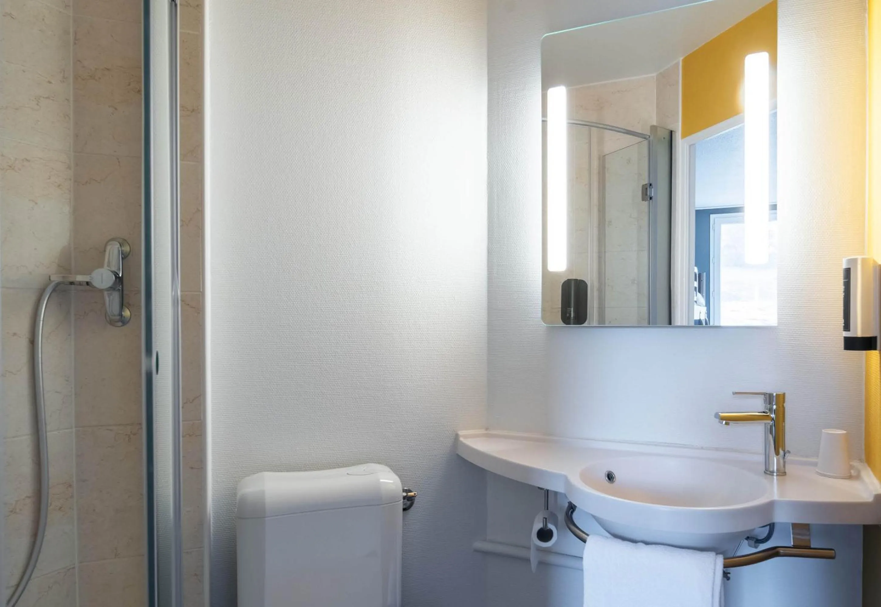 Bathroom in B&B HOTEL Brive-la-Gaillarde