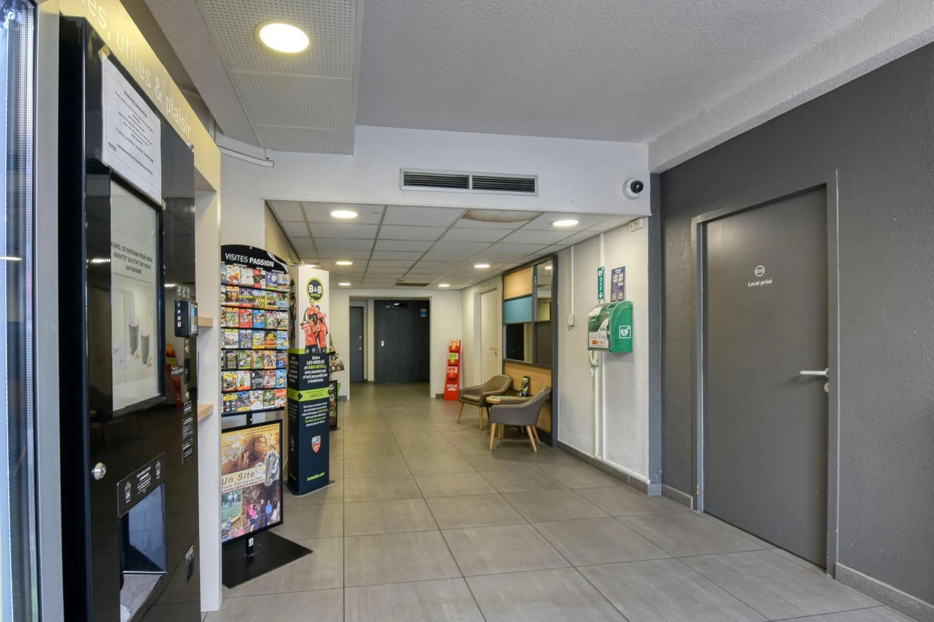 Lobby or reception in B&B HOTEL Brive-la-Gaillarde