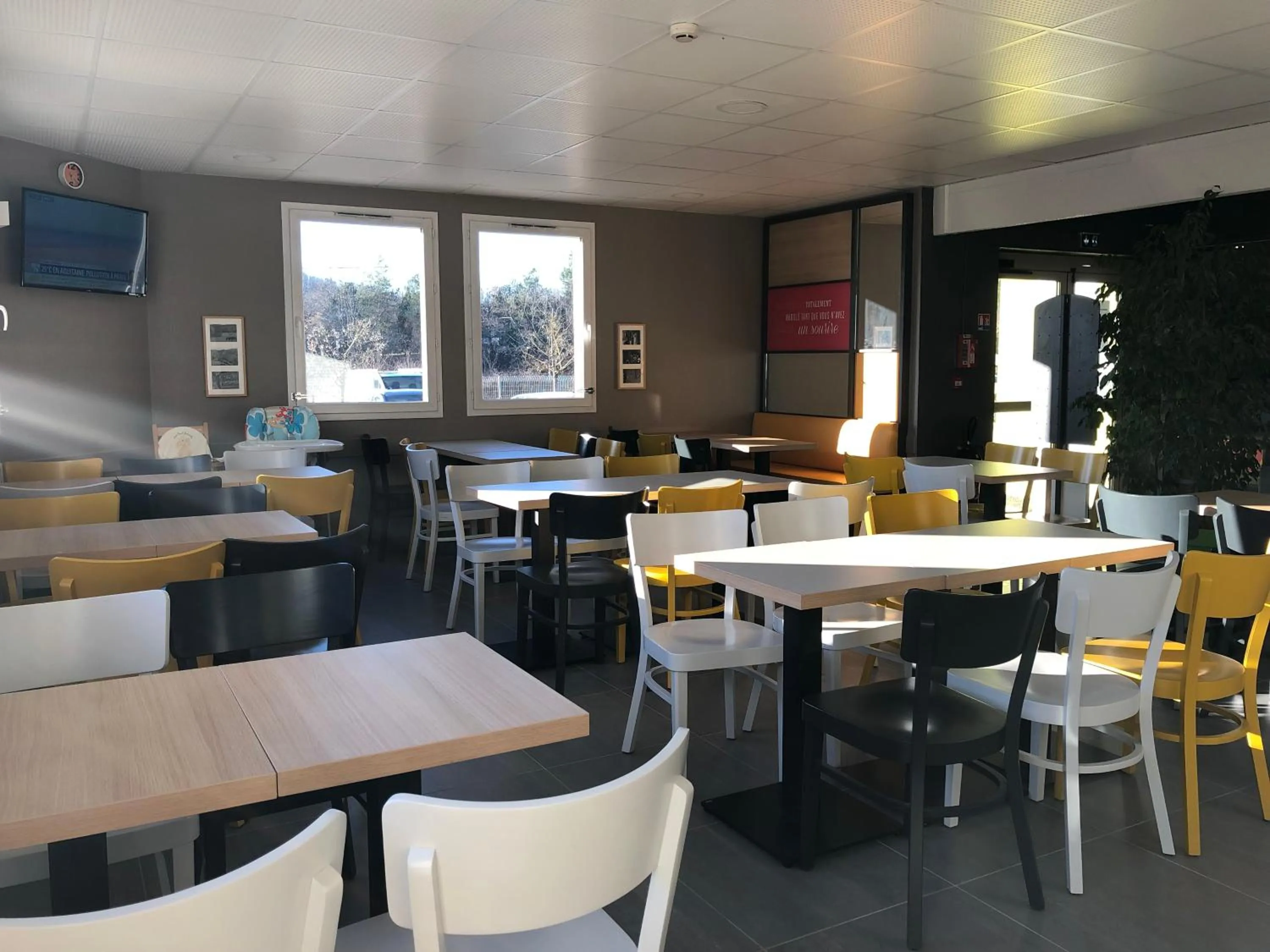 Buffet breakfast in B&B HOTEL Brive-la-Gaillarde