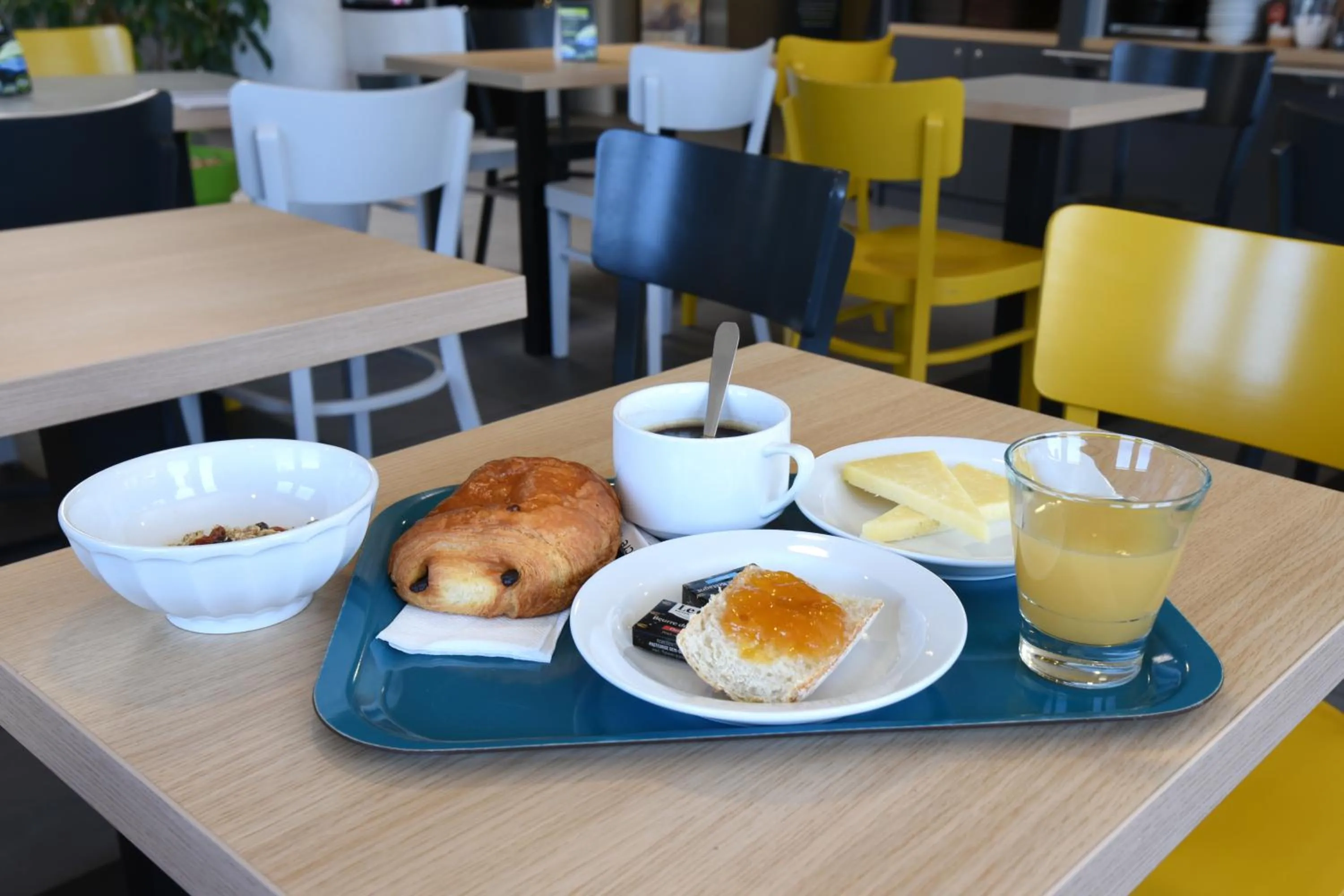 Buffet breakfast in B&B HOTEL Brive-la-Gaillarde