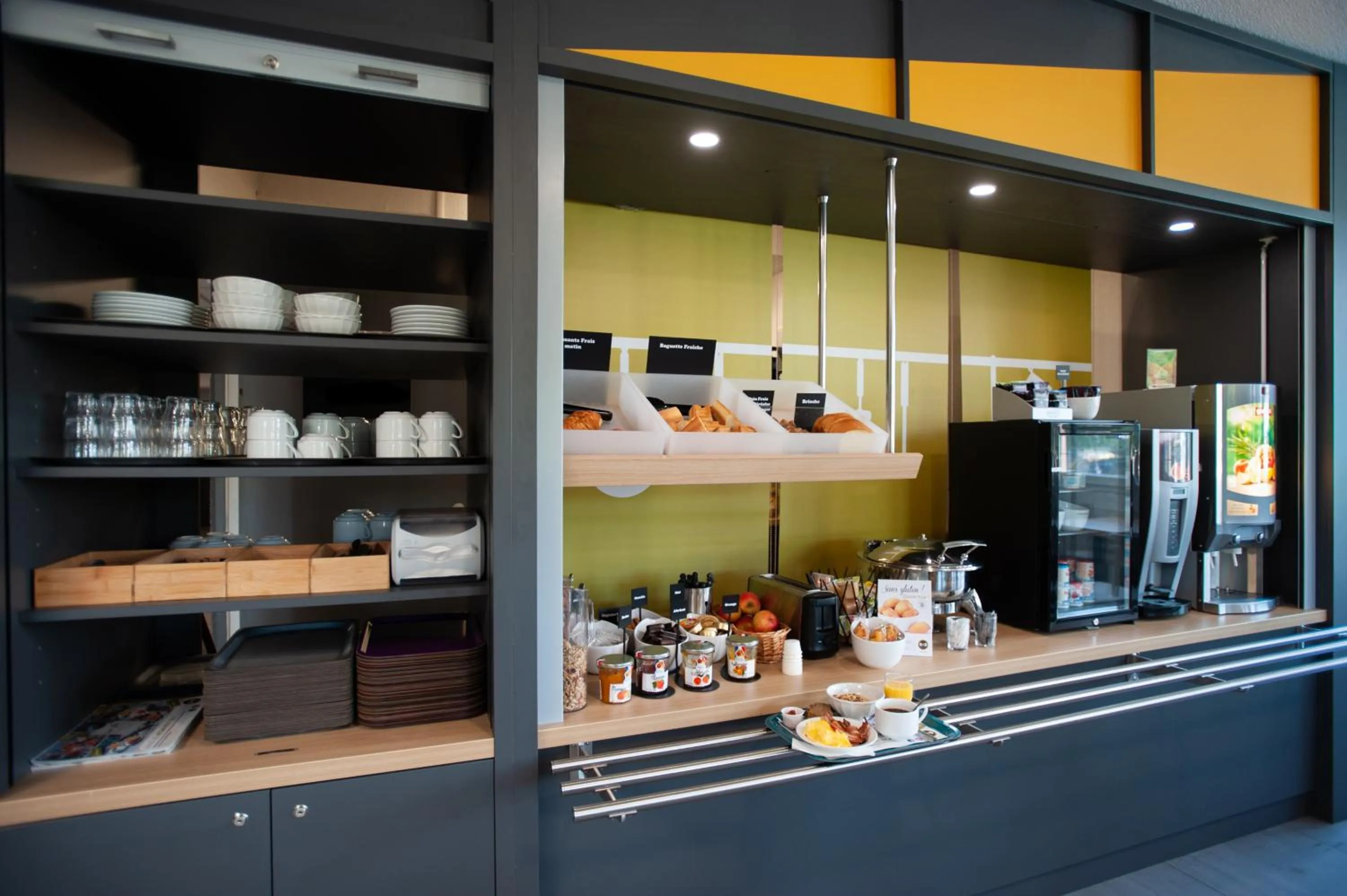 Buffet breakfast in B&B HOTEL Brive-la-Gaillarde