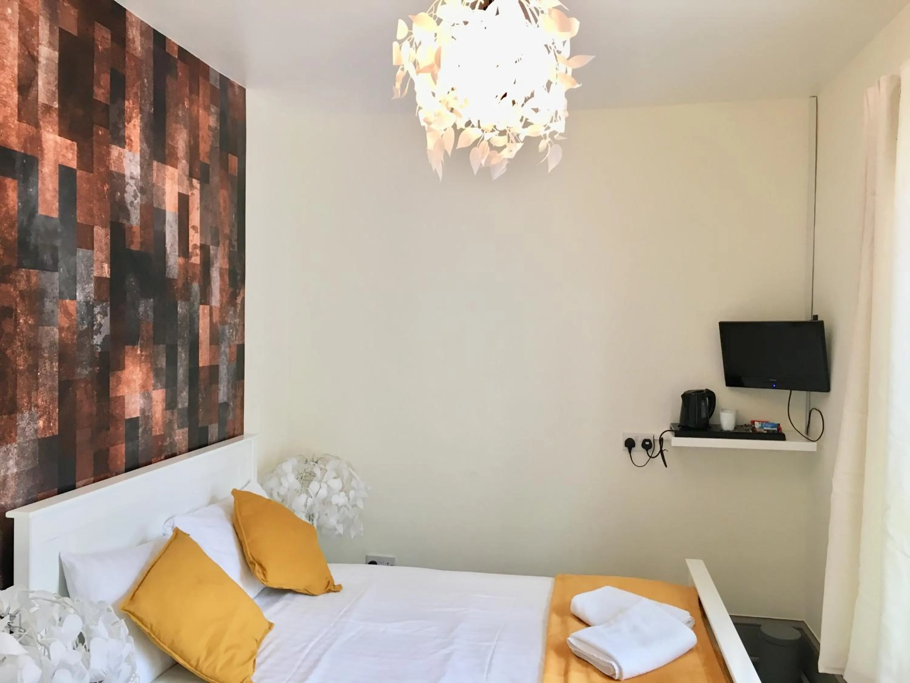 Photo of the whole room, Bed in Waterfront Inn