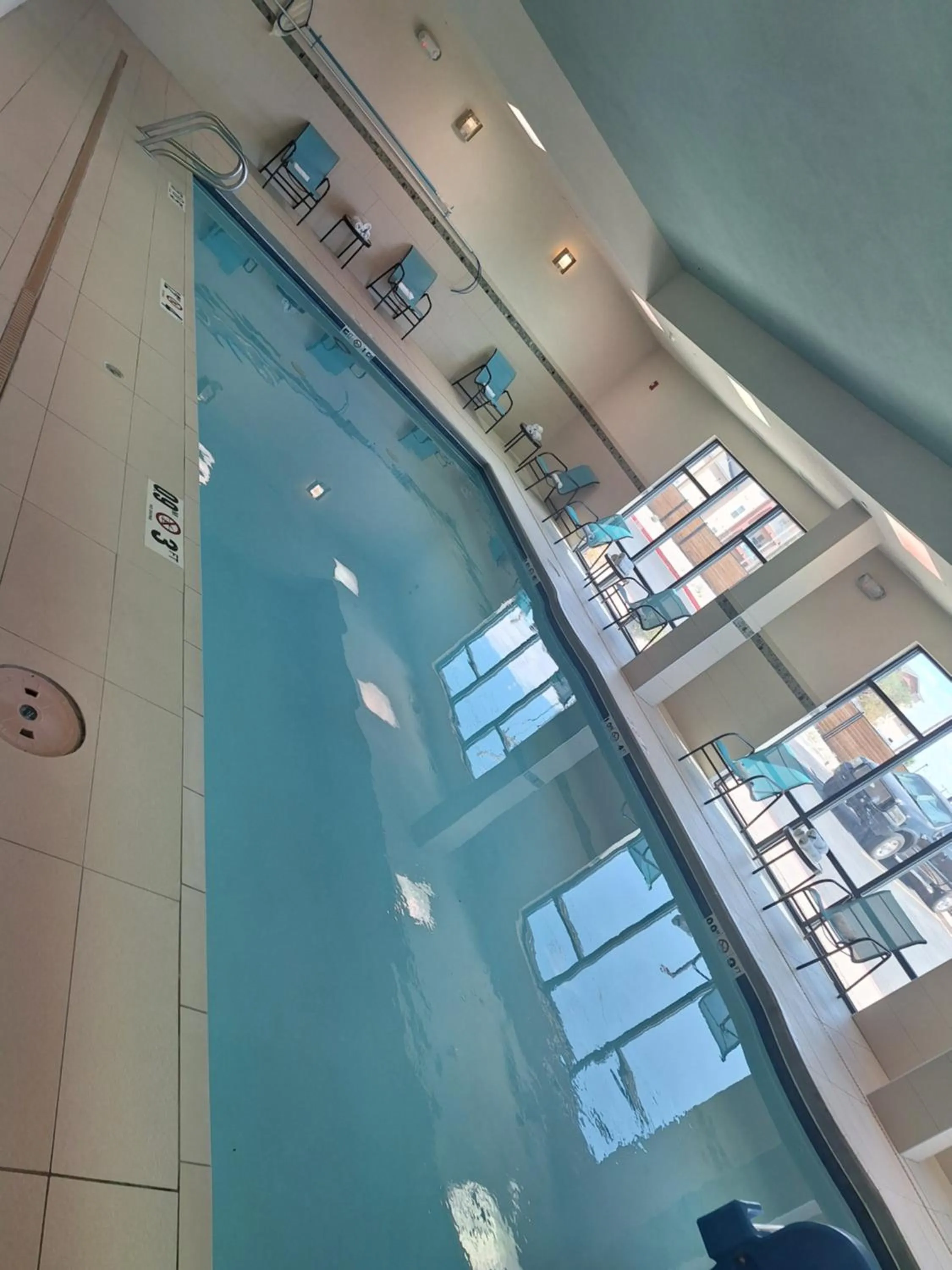 Swimming pool in Hampton Inn & Suites Artesia