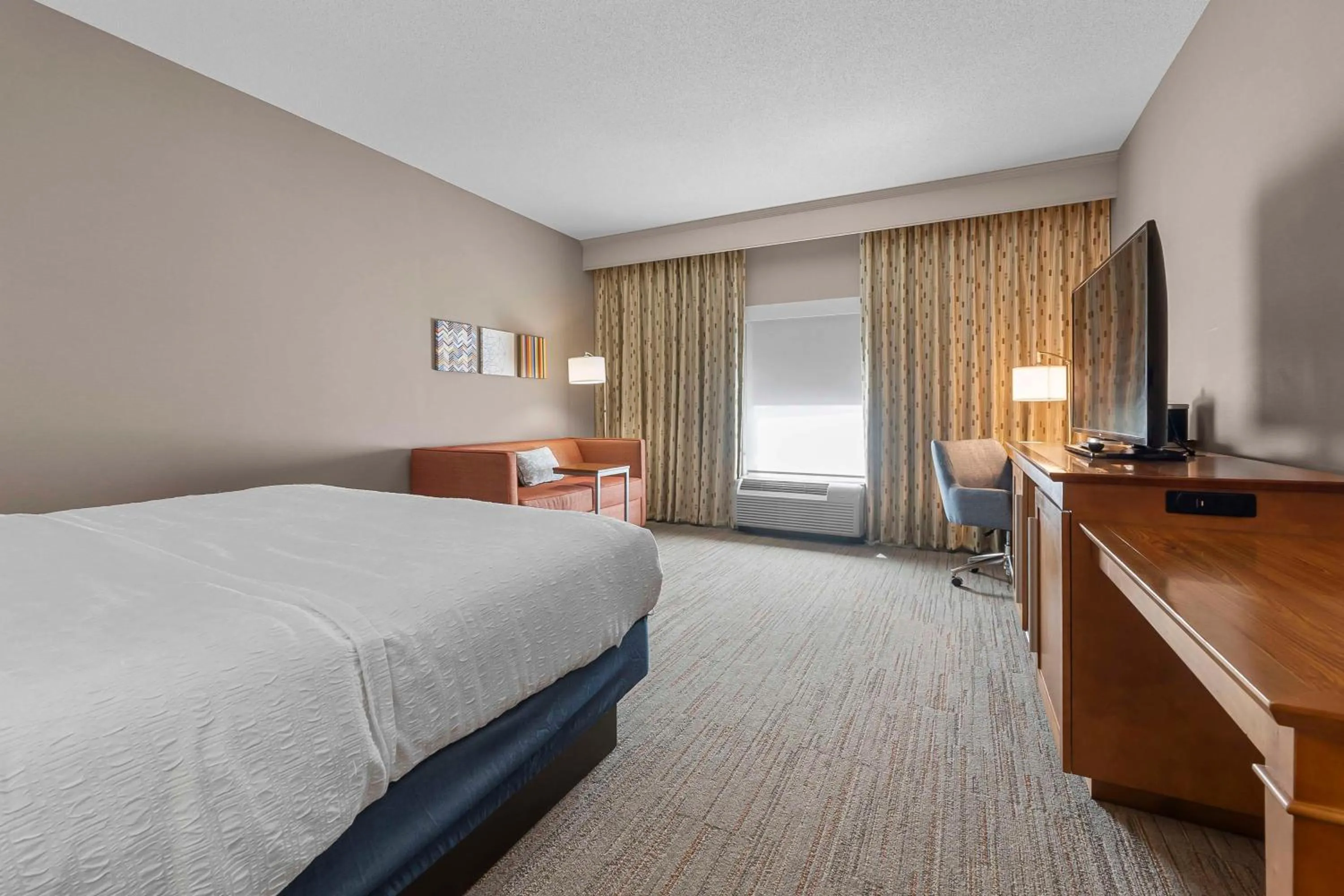 Living room, Bed in Hampton Inn Cape Girardeau I-55 East, MO