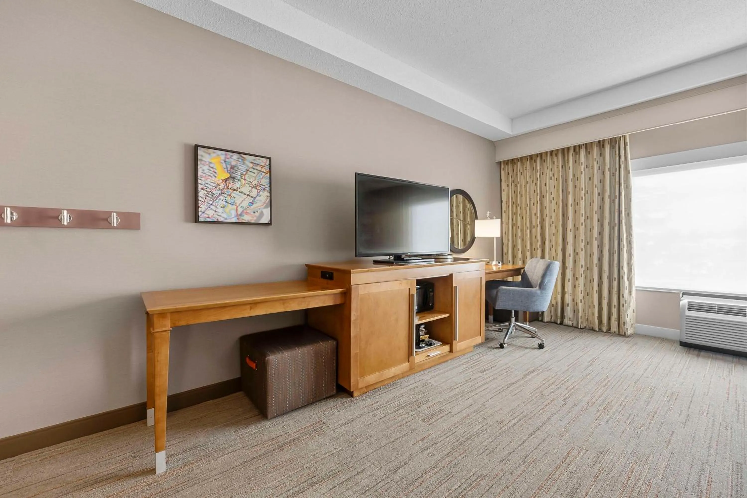 Bedroom in Hampton Inn Cape Girardeau I-55 East, MO